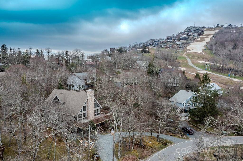 130 Skiway CIR, Beech Mountain, NC 28604