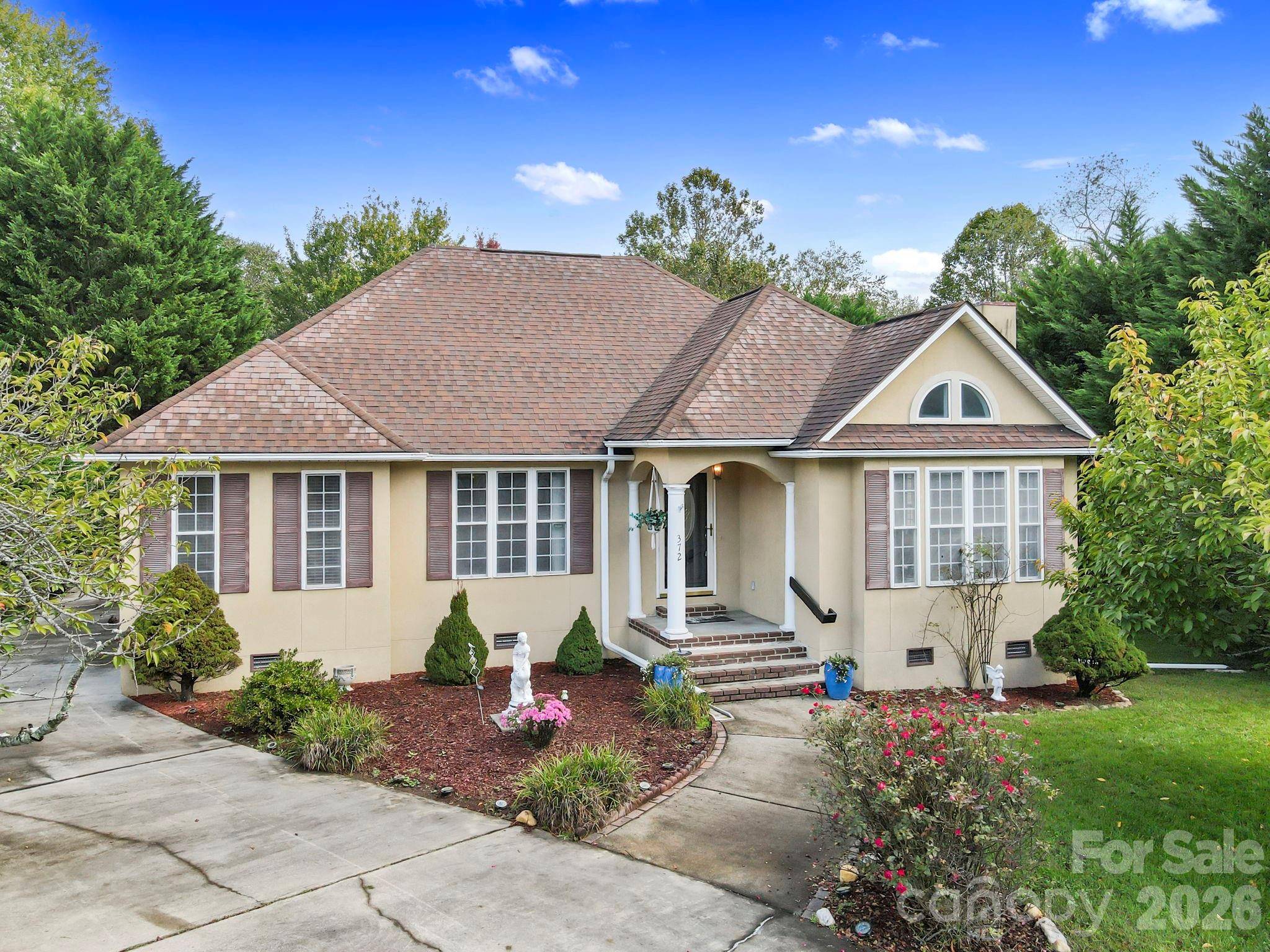 372 Kingfisher LN, Mills River, NC 28759