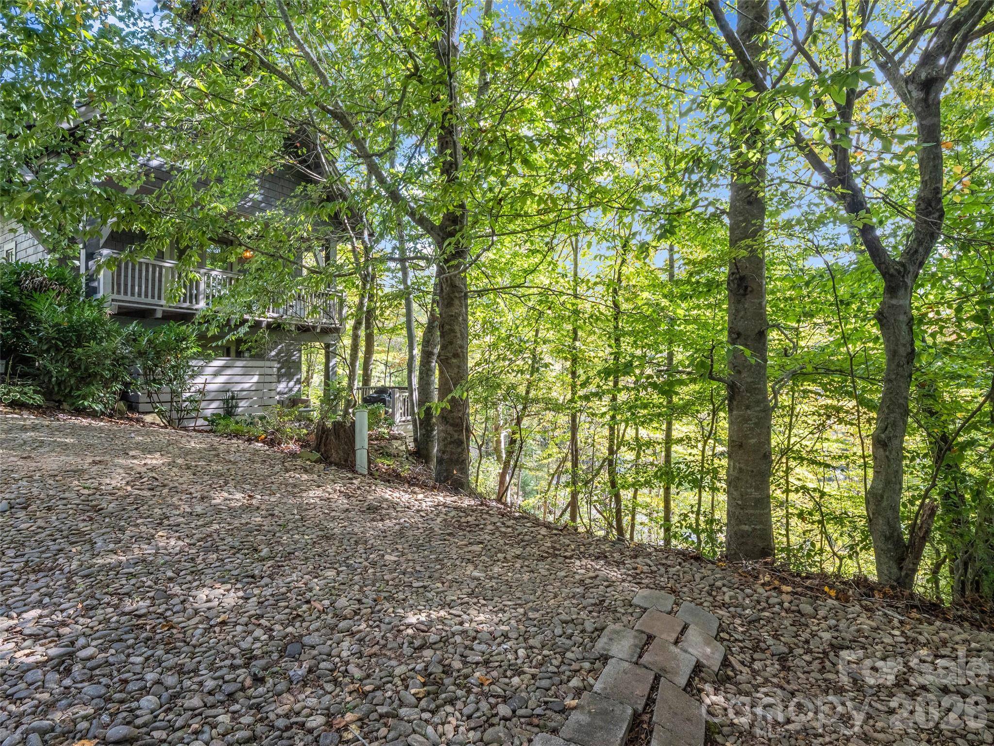 6 Whitman LN, Black Mountain, NC 28711