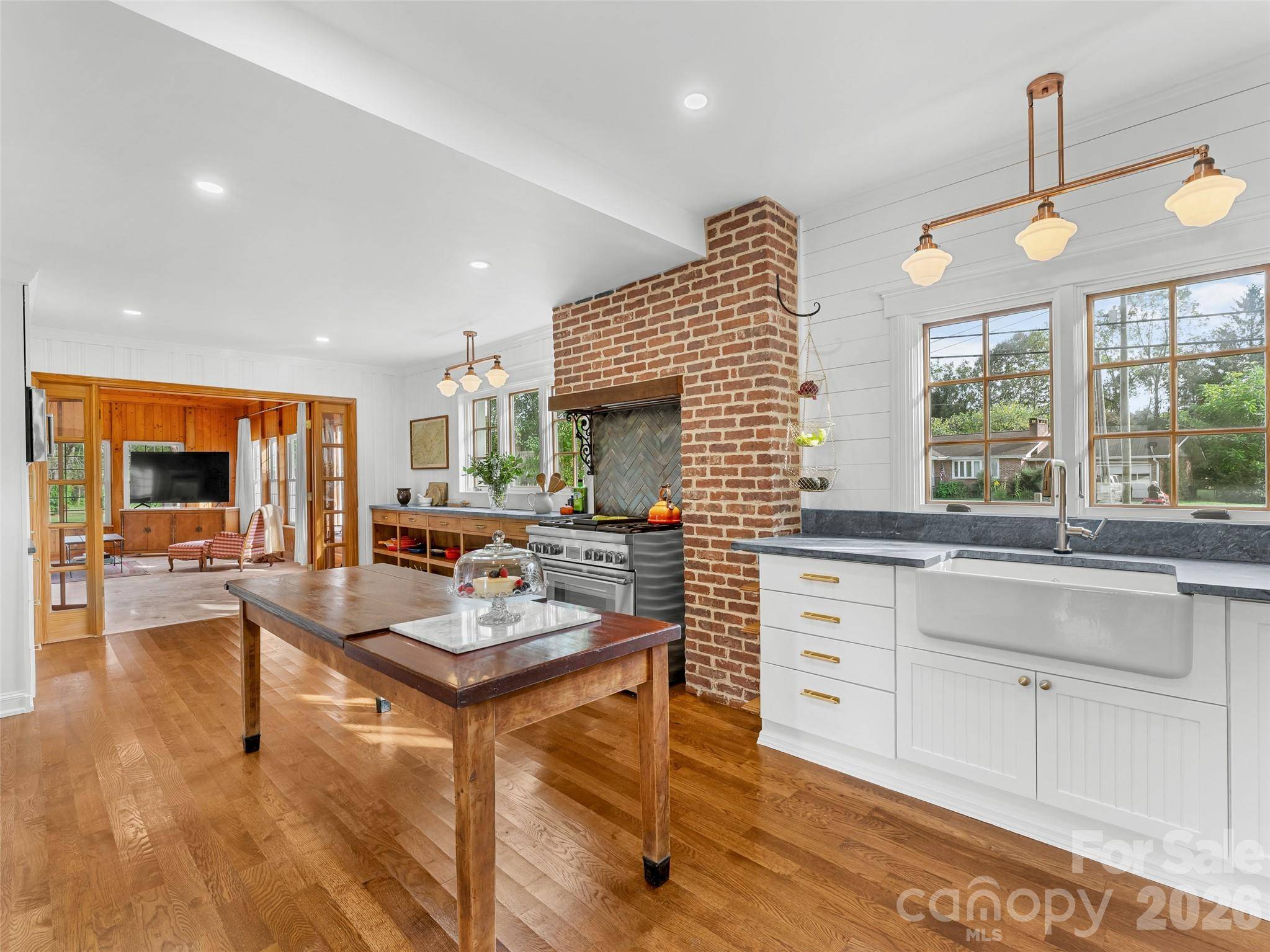 505 N Country Club RD, Brevard, NC 28712
