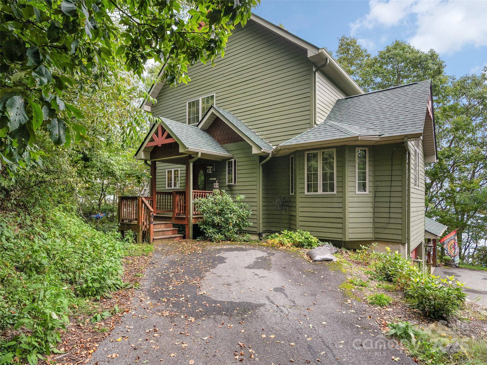 195 Simpson LN, Maggie Valley, NC 28751