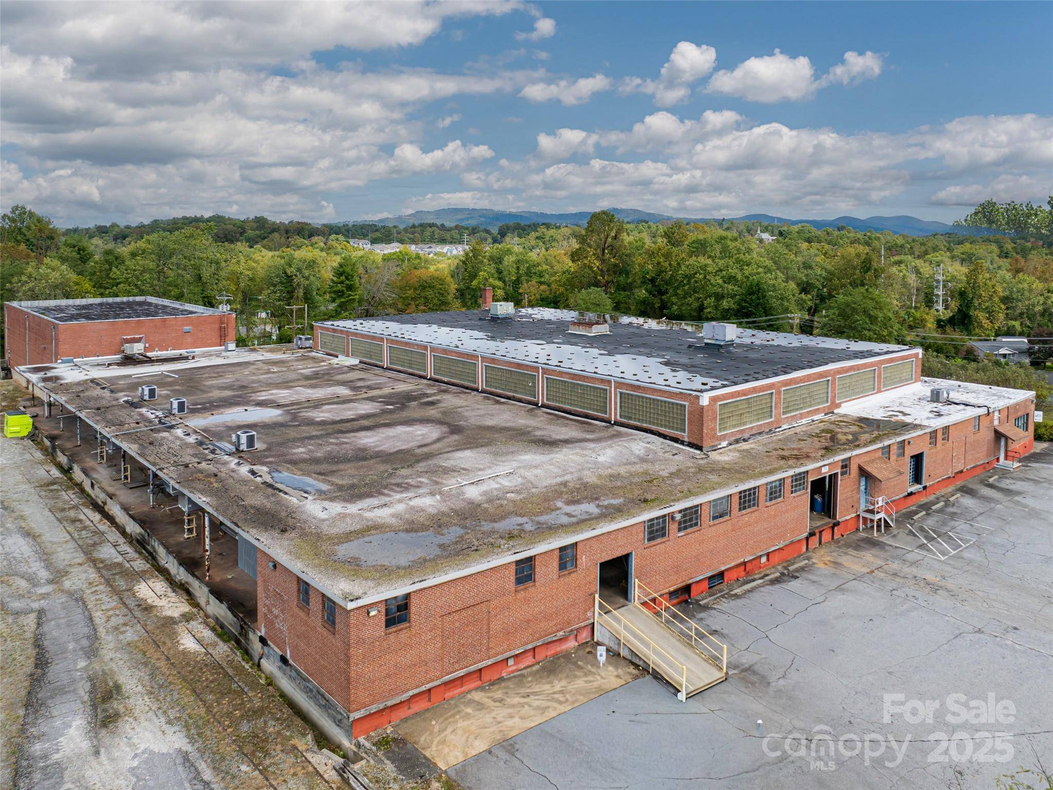 701 Oriole DR, Hendersonville, NC 28792