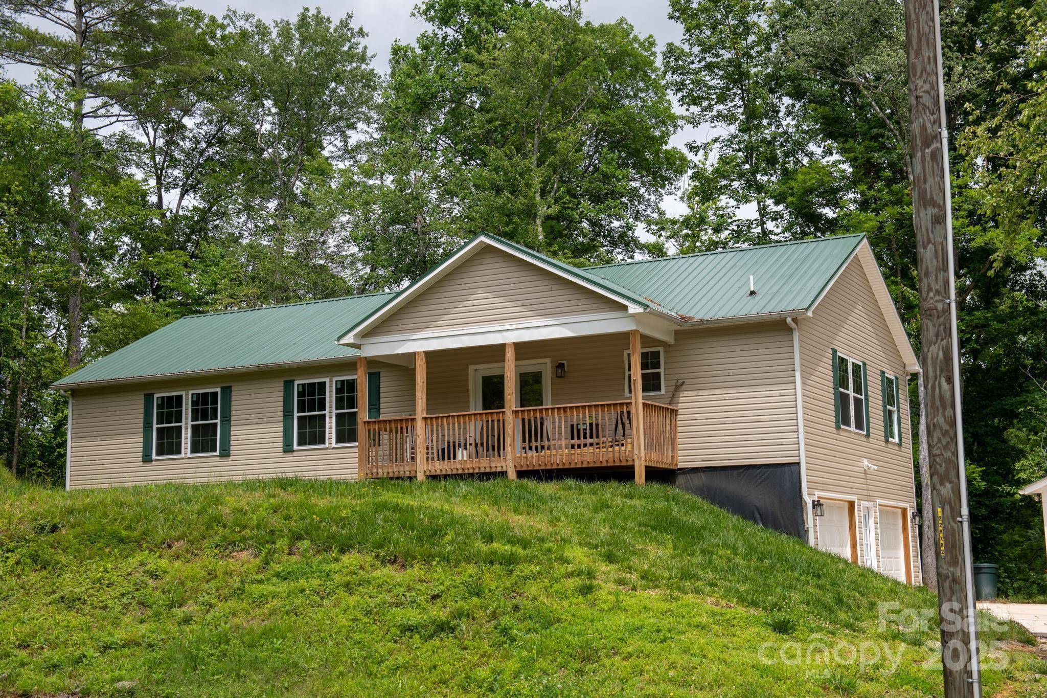 1036 Williamsburg DR, Lenoir, NC 28645