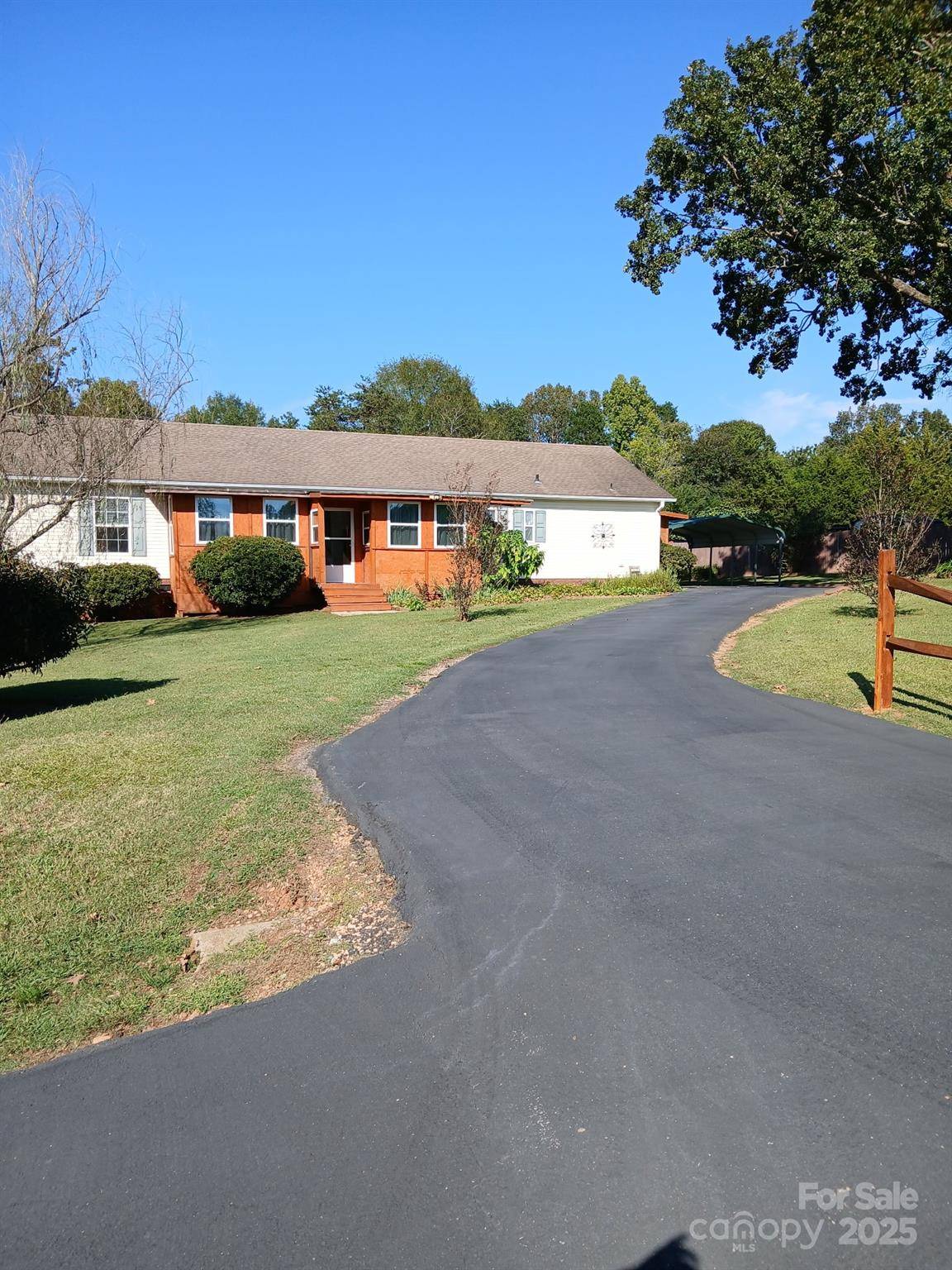218 Muldoon LN, Clover, SC 29710