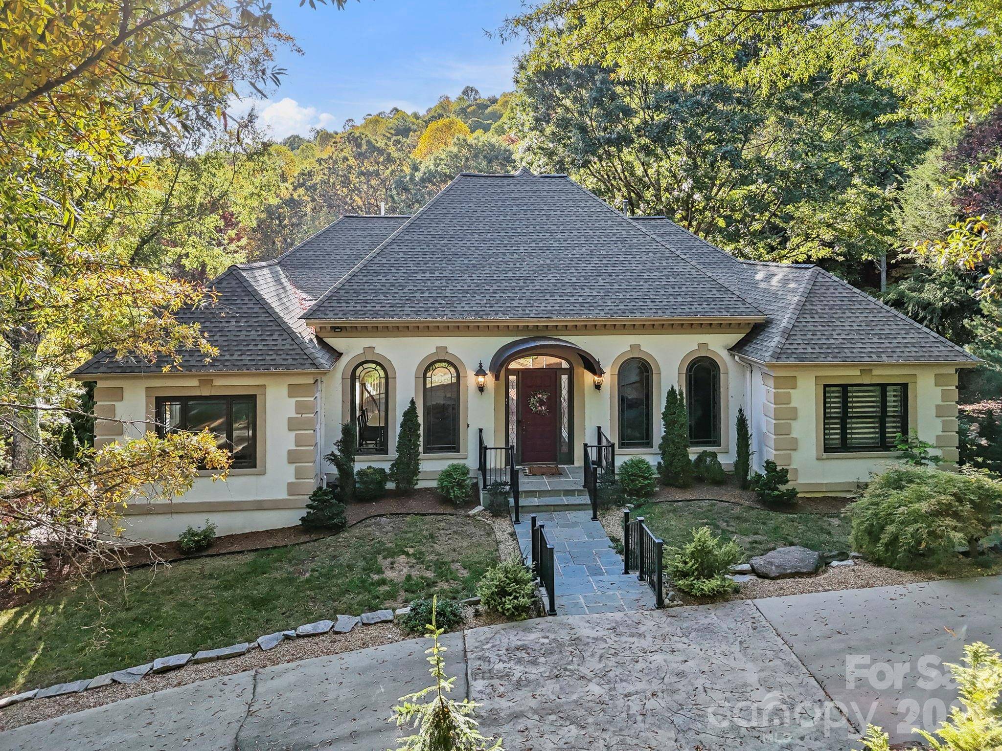 31 Ridge DR S, Hendersonville, NC 28739