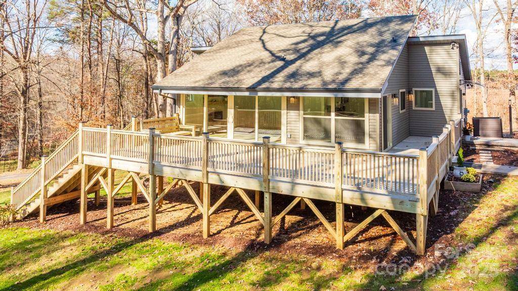 2106 Lynmore DR, Sherrills Ford, NC 28673
