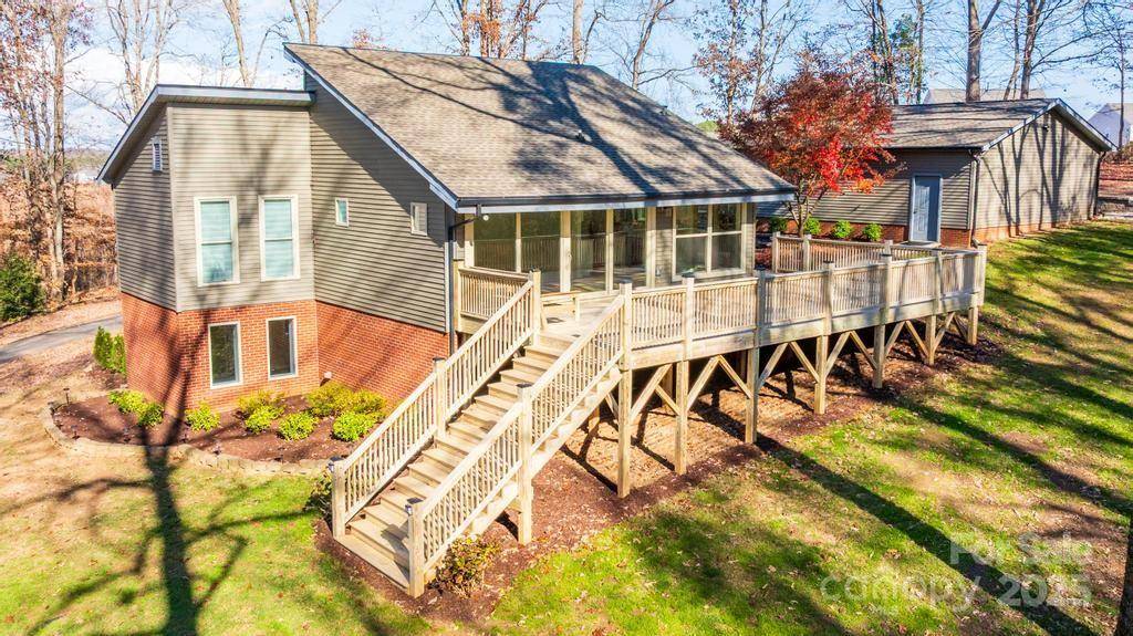 2106 Lynmore DR, Sherrills Ford, NC 28673