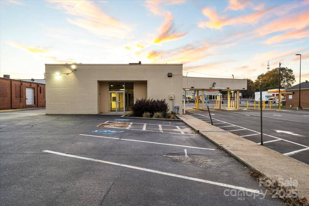 704 N Cannon BLVD, Kannapolis, NC 28083