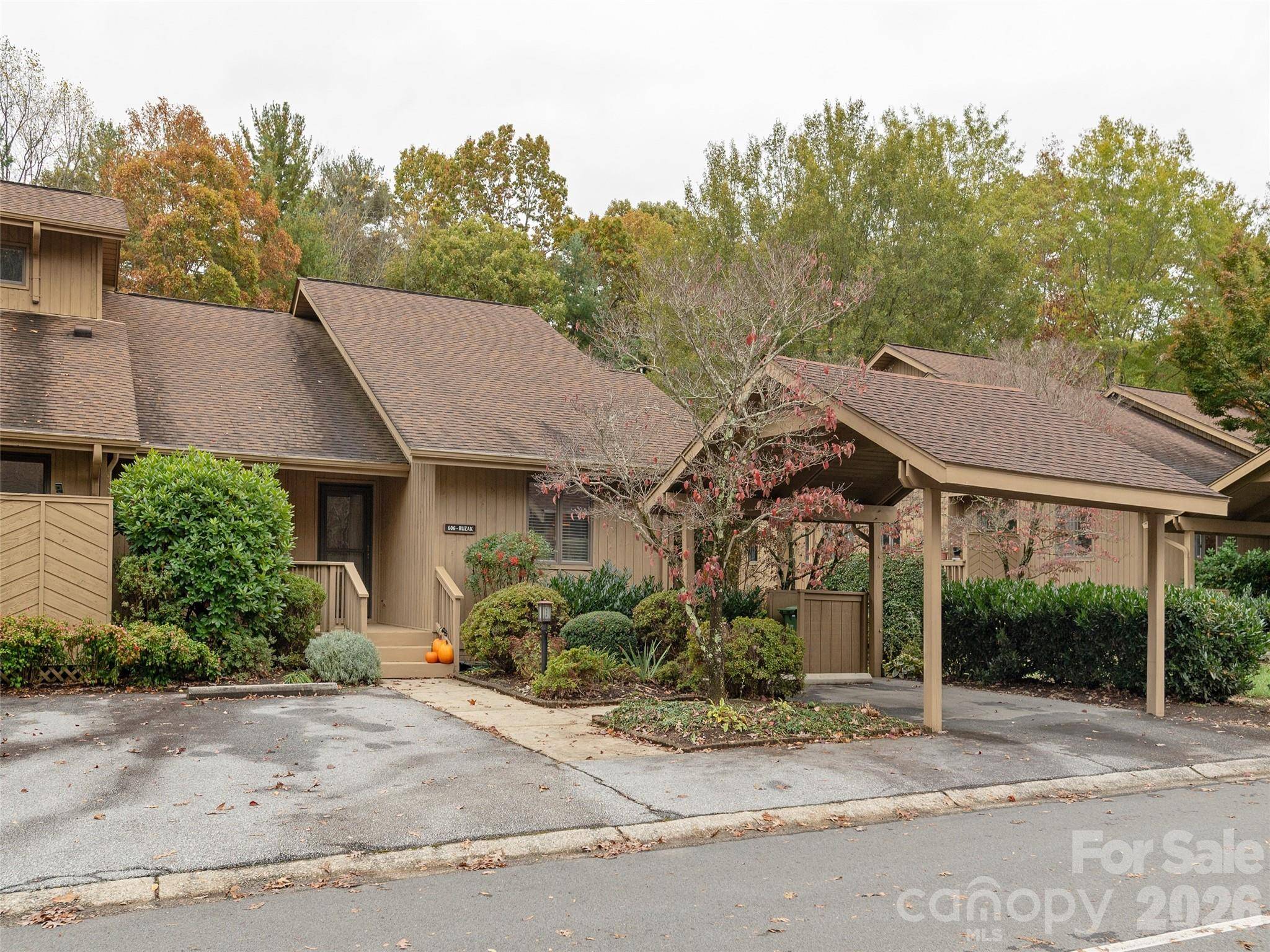 606 Red Oak DR, Hendersonville, NC 28791