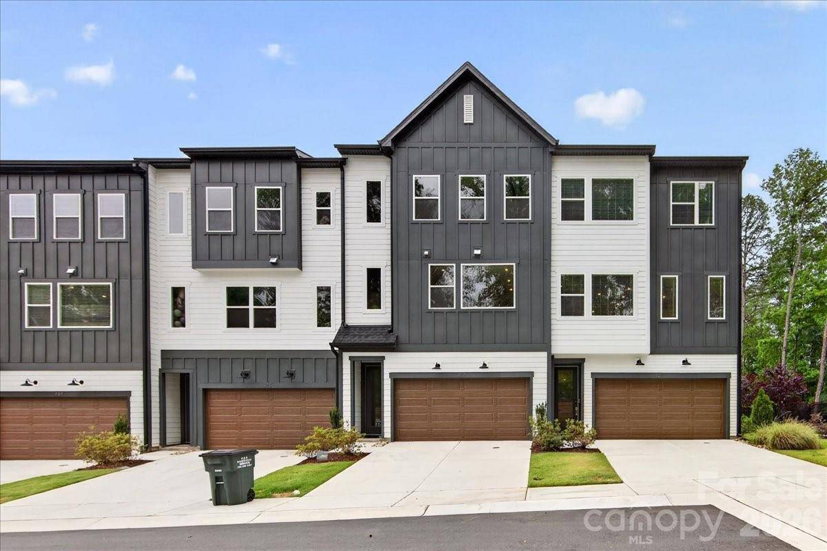921 Archway LN, Charlotte, NC 28217