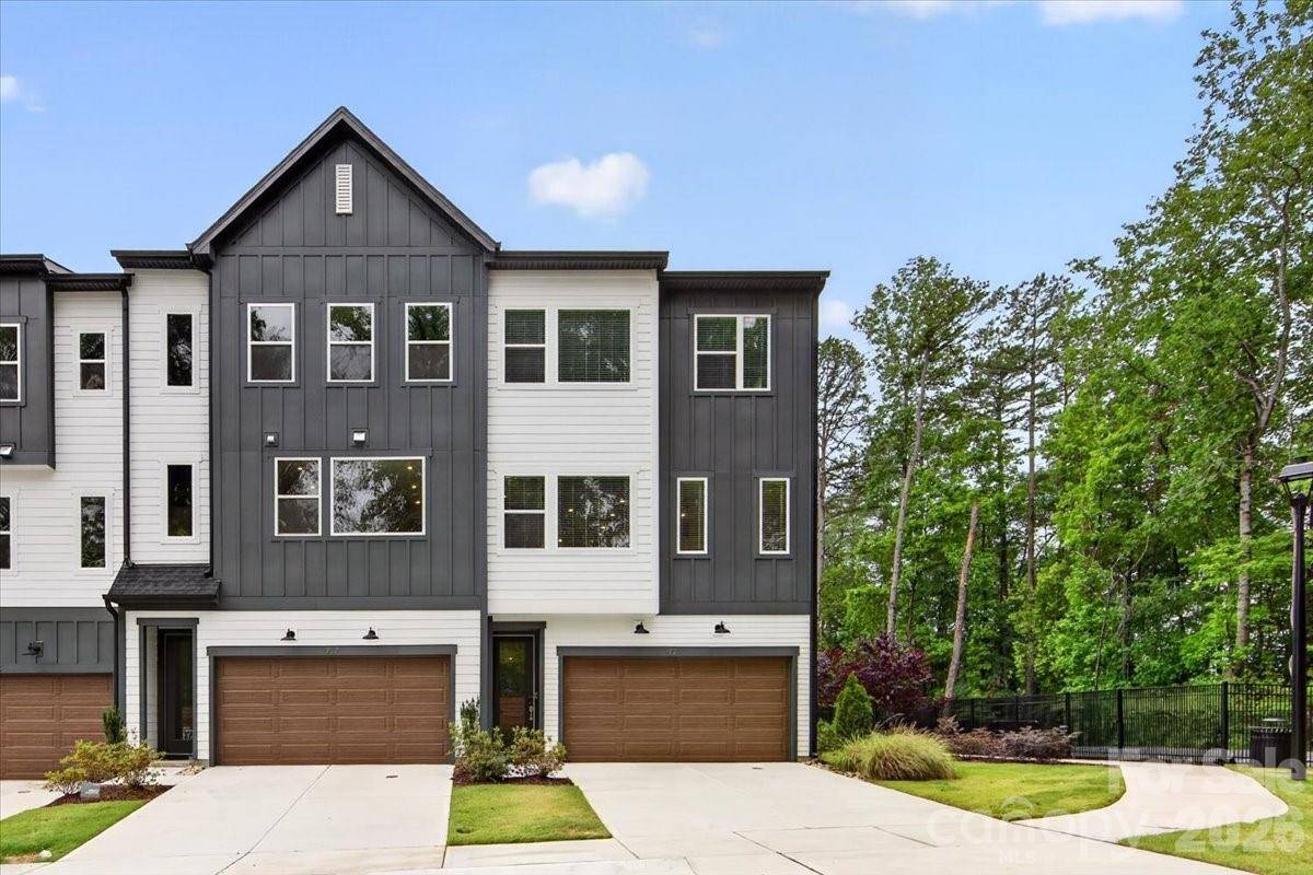 921 Archway LN, Charlotte, NC 28217