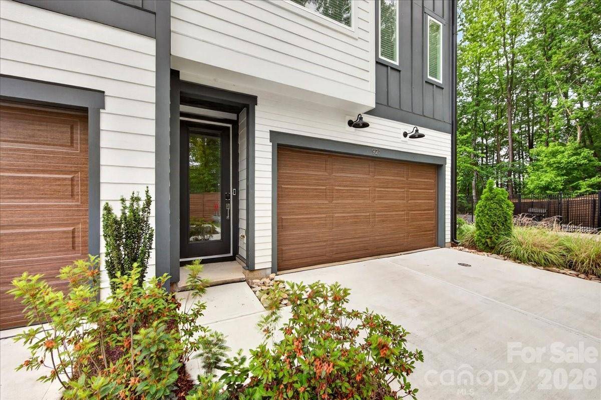 921 Archway LN, Charlotte, NC 28217