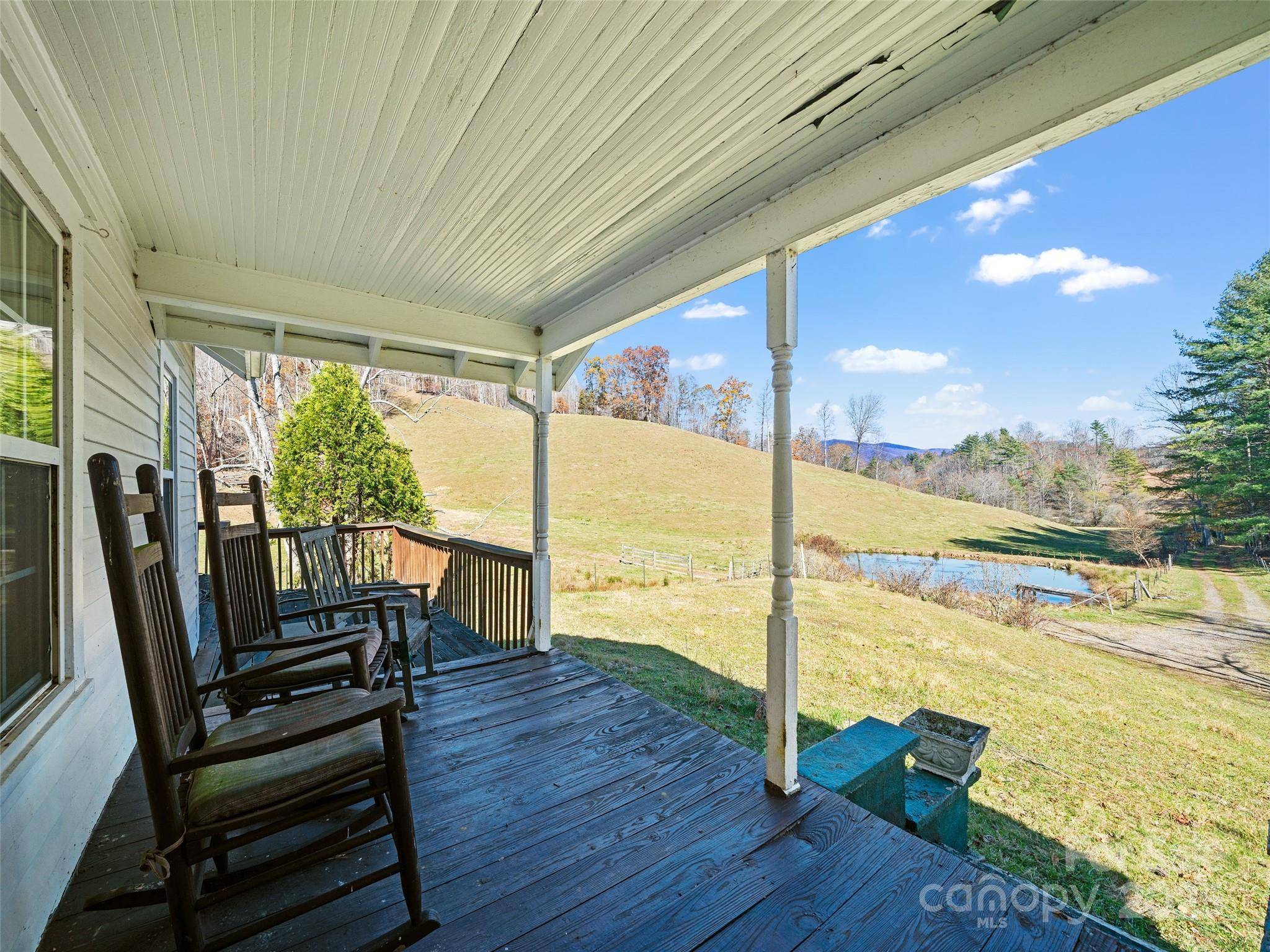 321 Lyle LN, Green Mountain, NC 28740