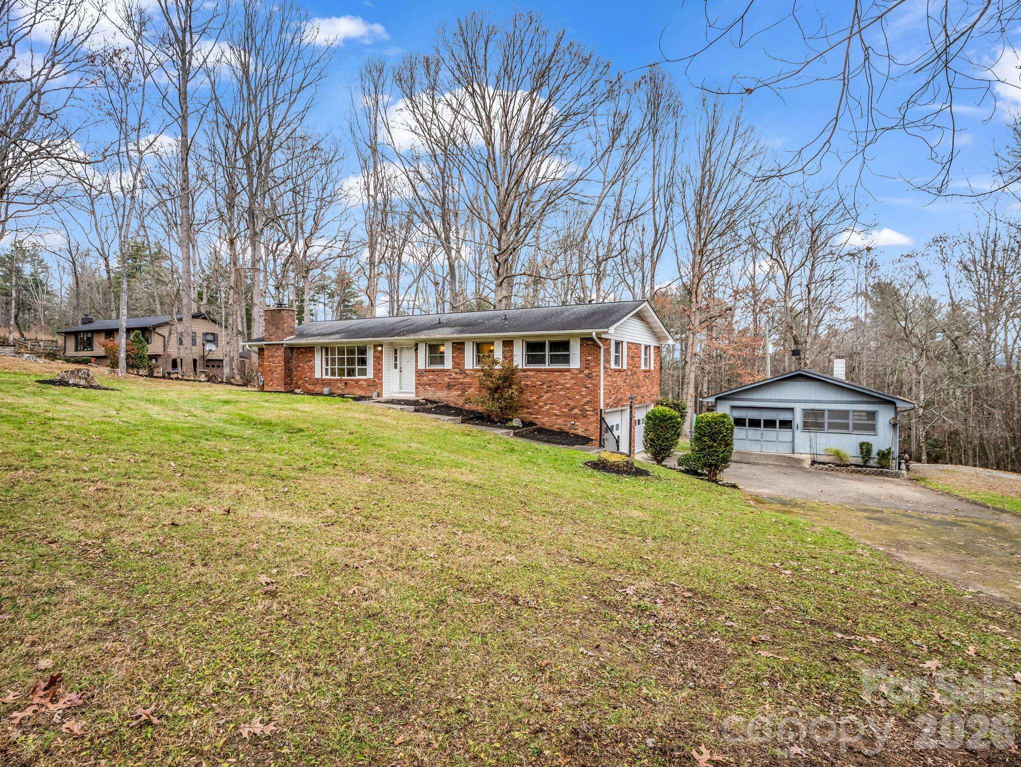 136 Old Tanglewood TRL, Hendersonville, NC 28739
