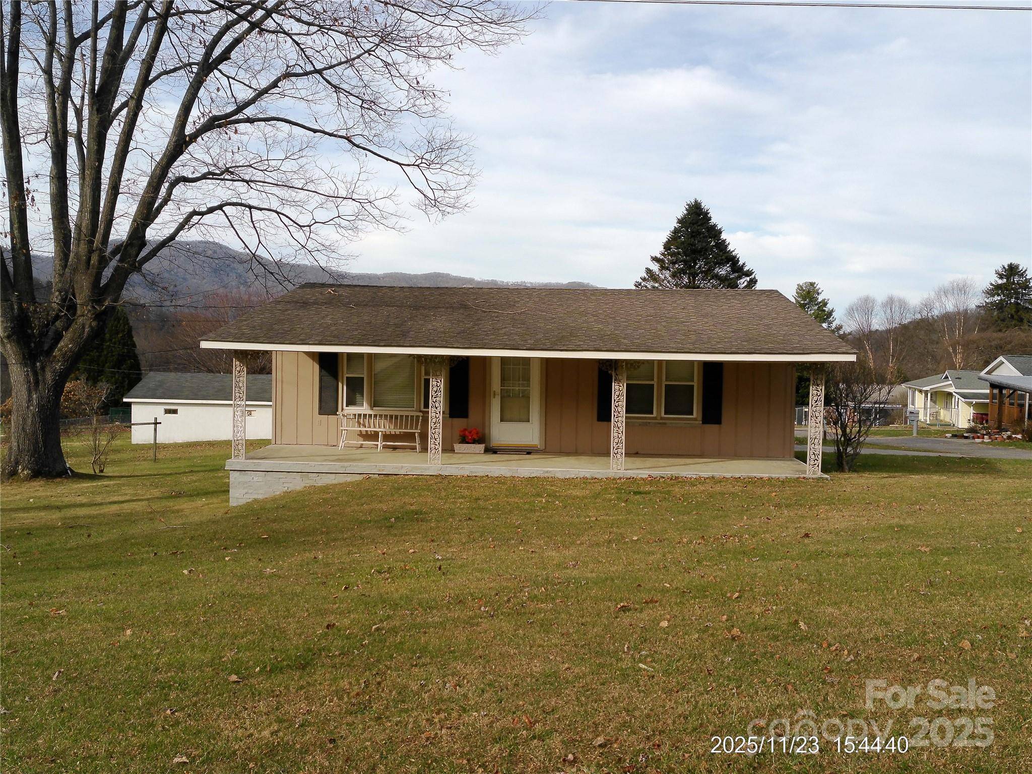 230 Leisure LN, Waynesville, NC 28786
