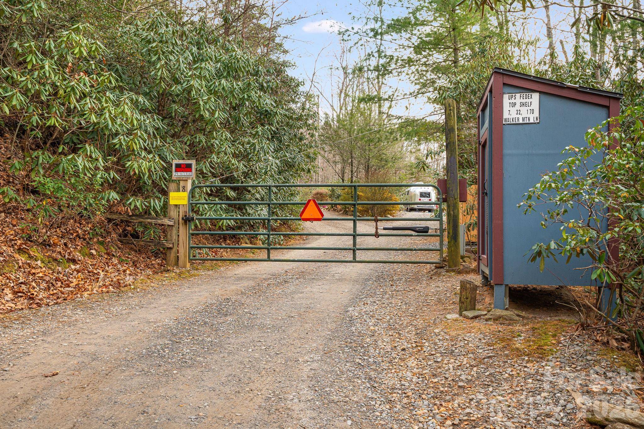 99999 Walker Mountain LN, Black Mountain, NC 28711
