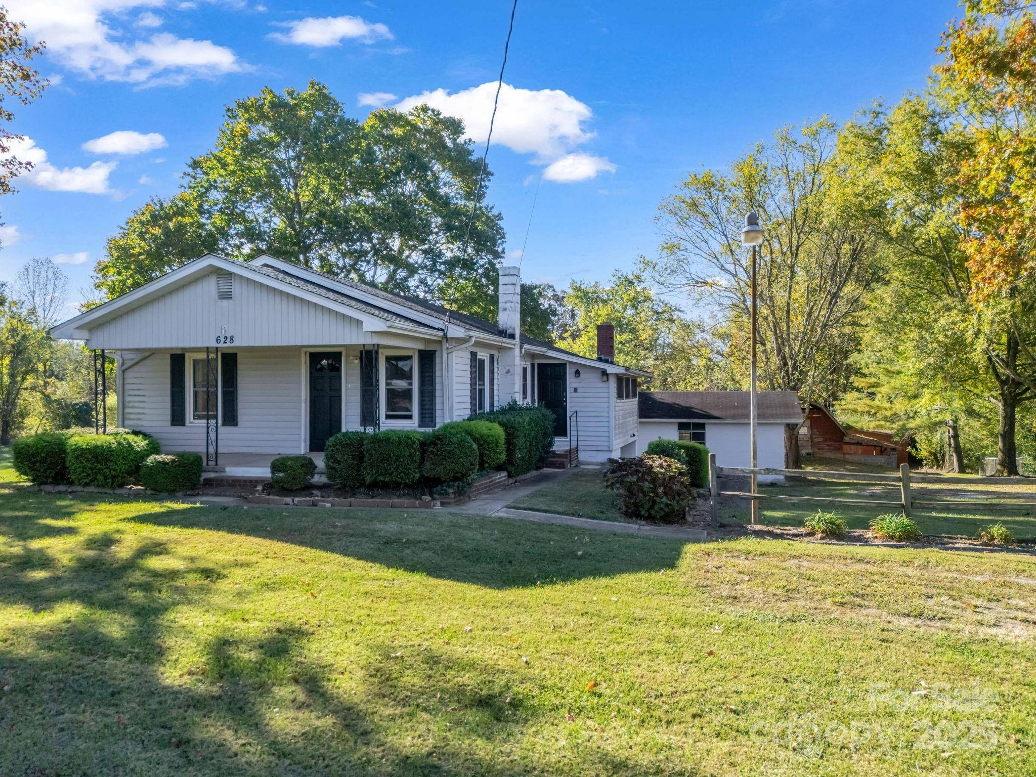 628 New Hope RD, Flat Rock, NC 28731