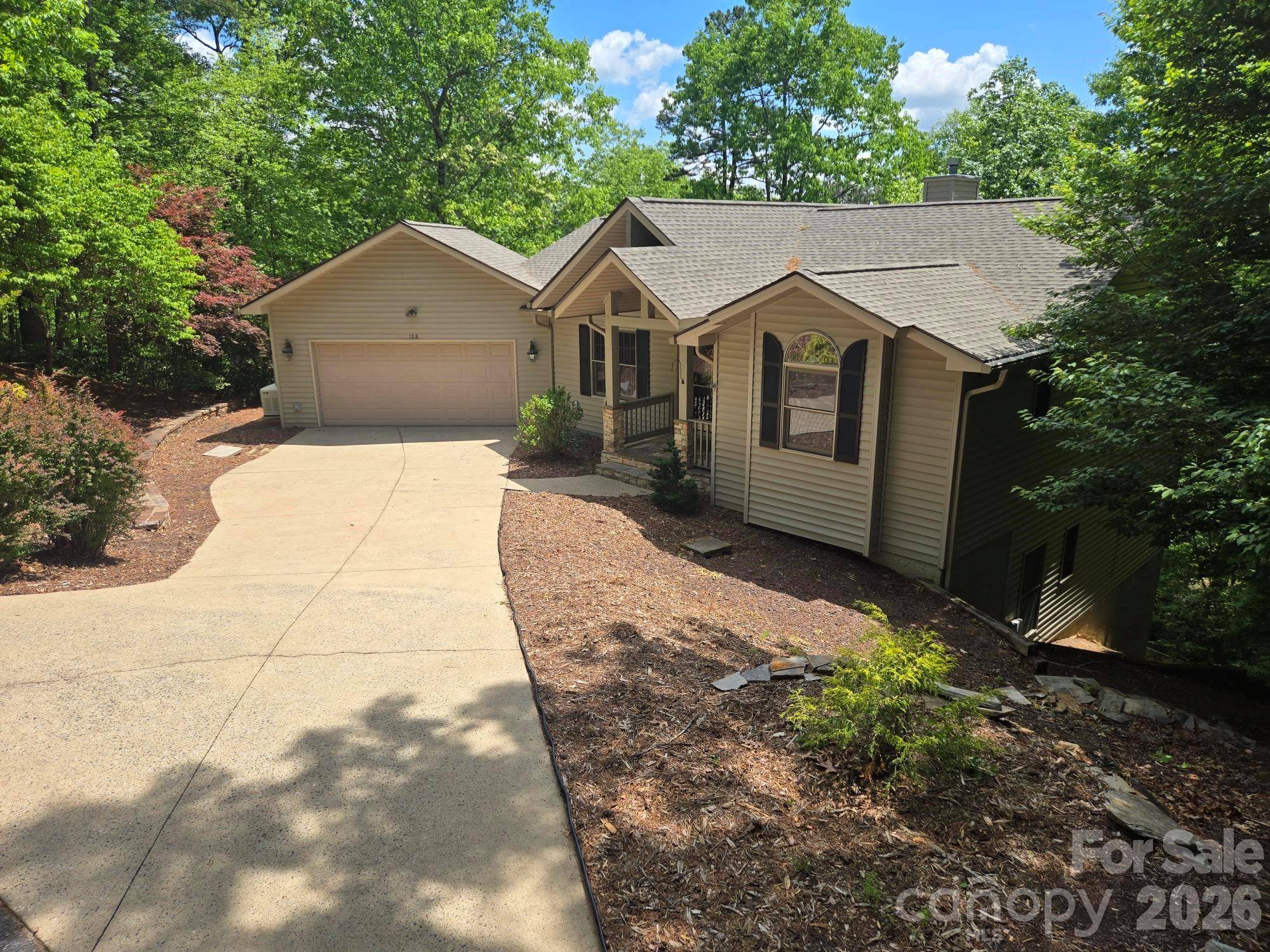 128 Sullivan LN, Lake Lure, NC 28746