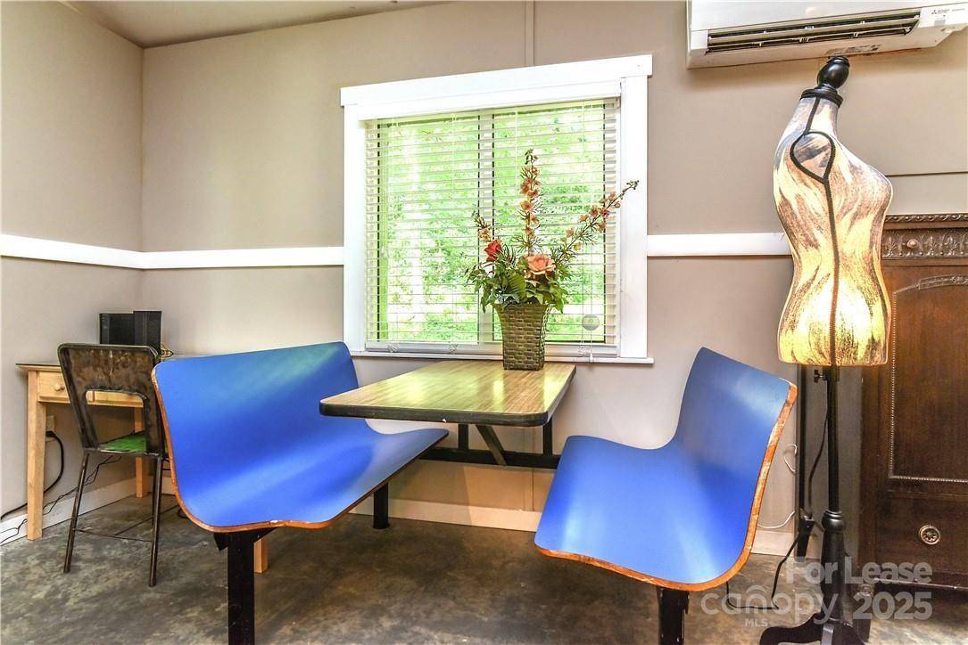 543 College ST, Asheville, NC 28801