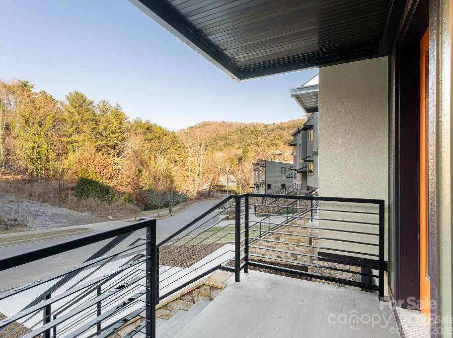 17 Macallan LN, Asheville, NC 28805