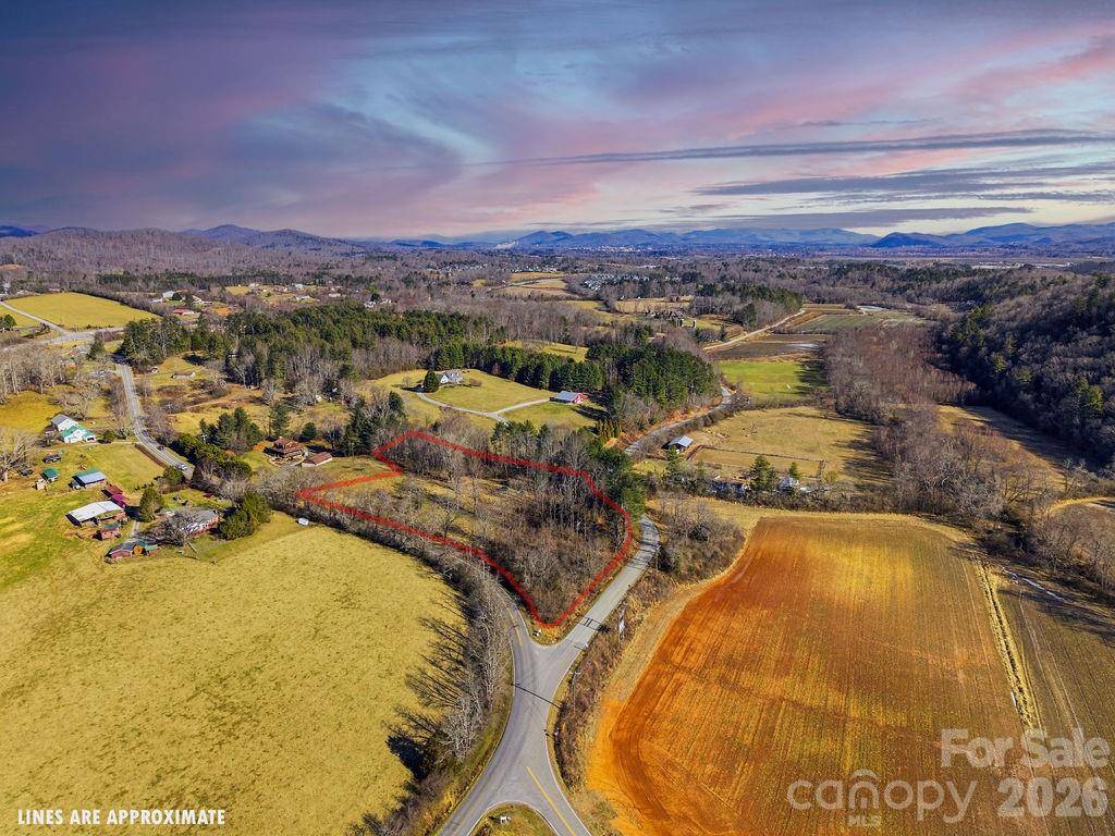 999 Ray Hill RD, Mills River, NC 28759