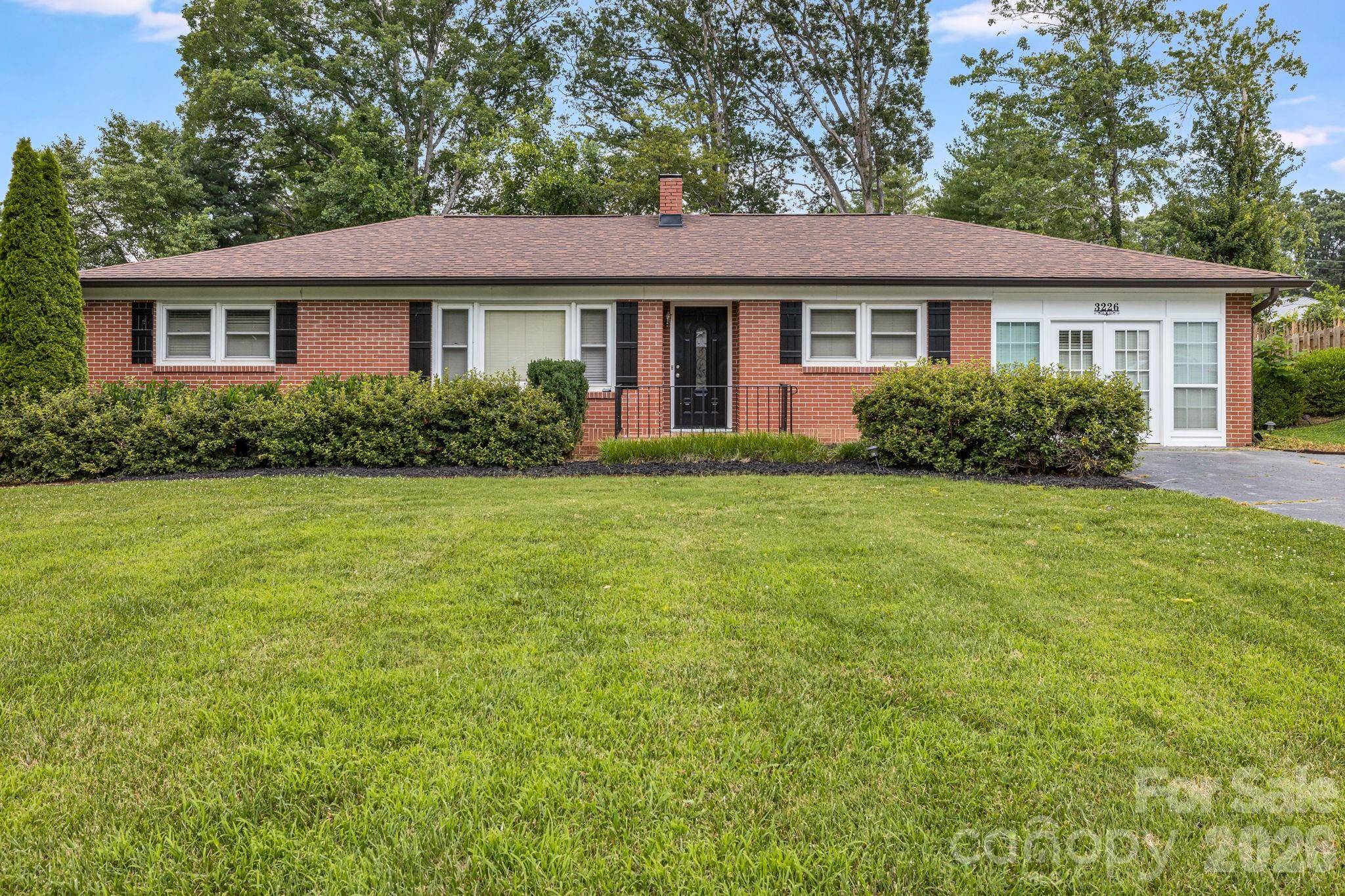 3226 Charlyne DR, Hendersonville, NC 28792