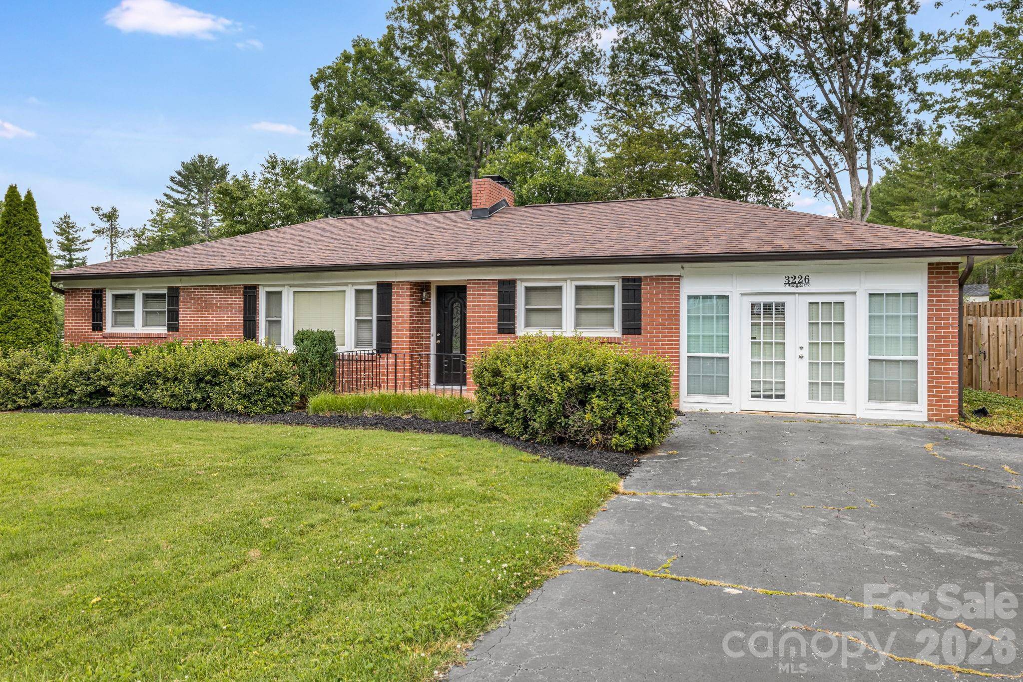 3226 Charlyne DR, Hendersonville, NC 28792
