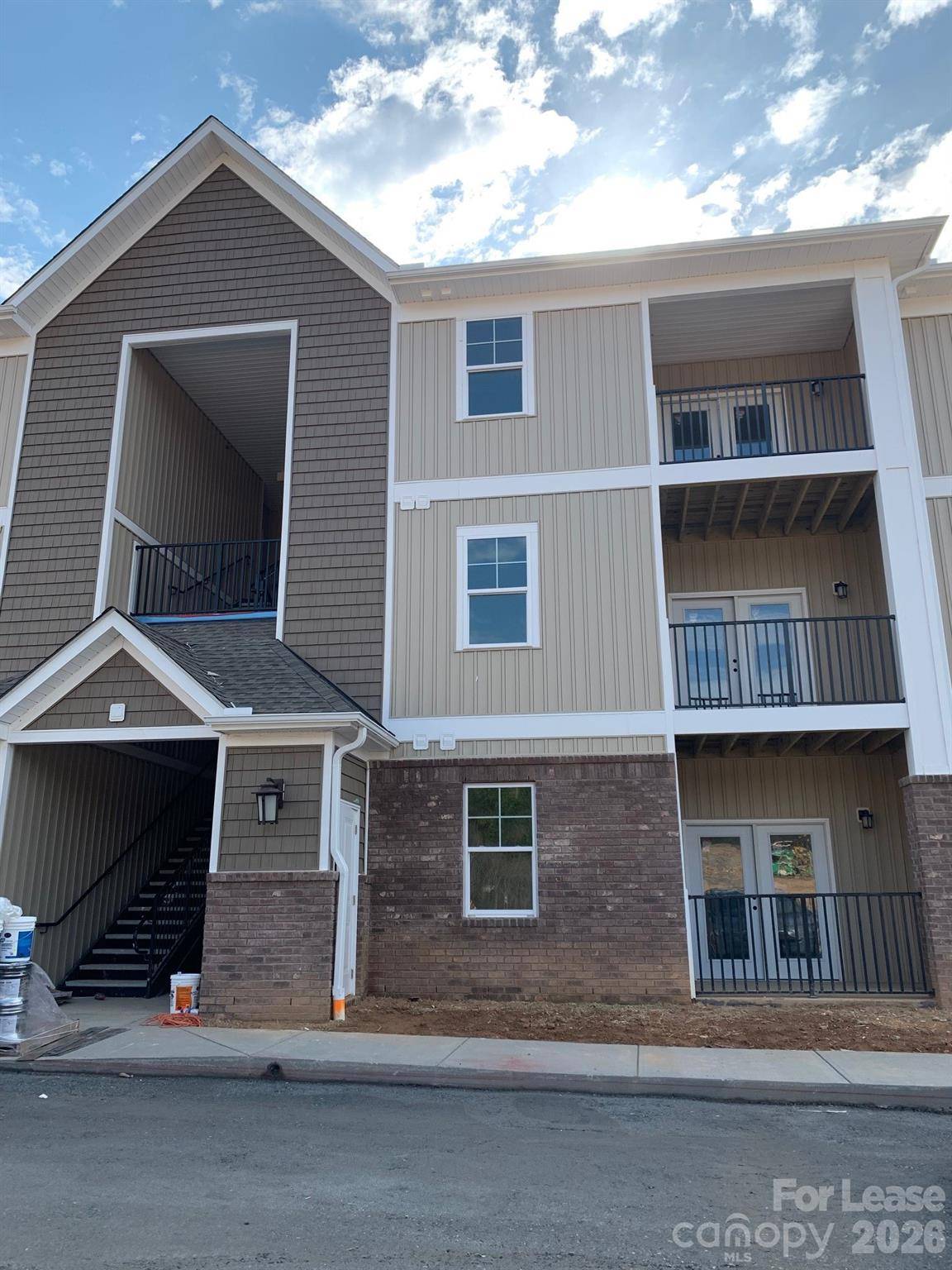 50 Riverside DR, Hickory, NC 28601