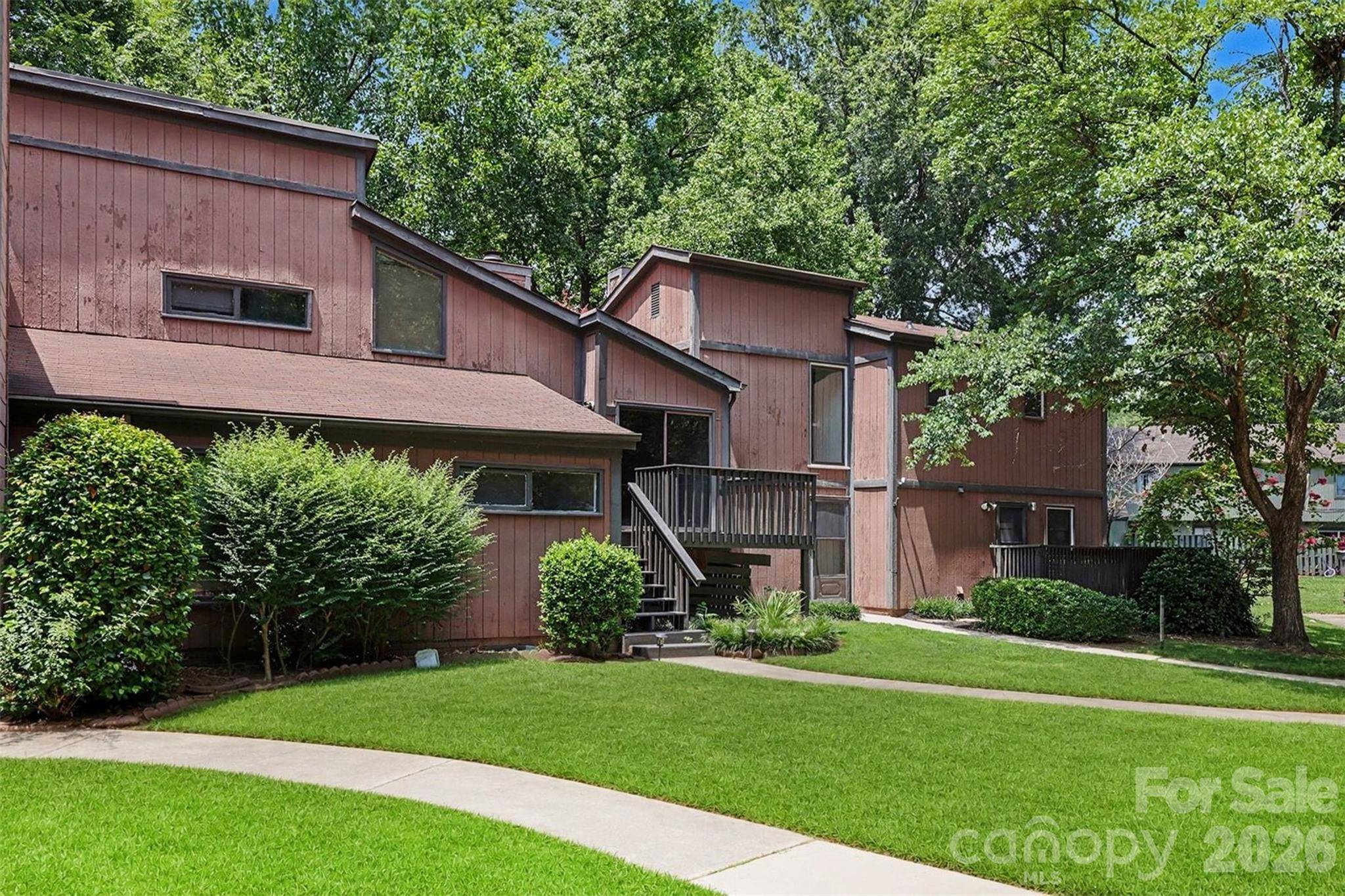 6102 Honeysuckle LN, Charlotte, NC 28212