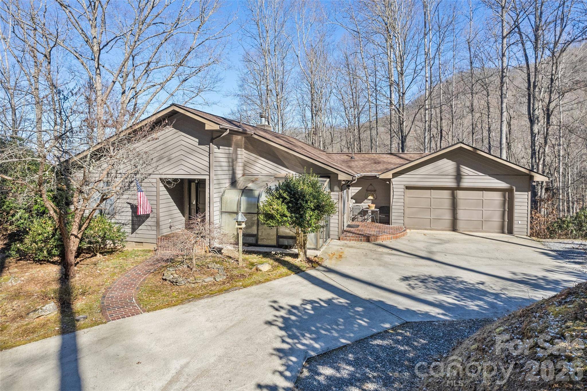 831 Forest Run RD, Whittier, NC 28789