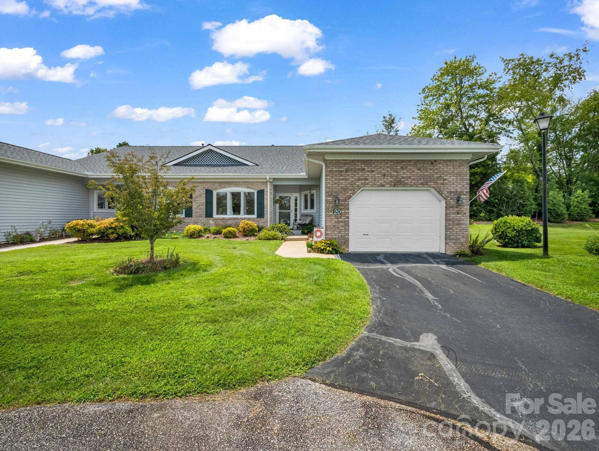 20 Country Meadows LN, Hendersonville, NC 28792