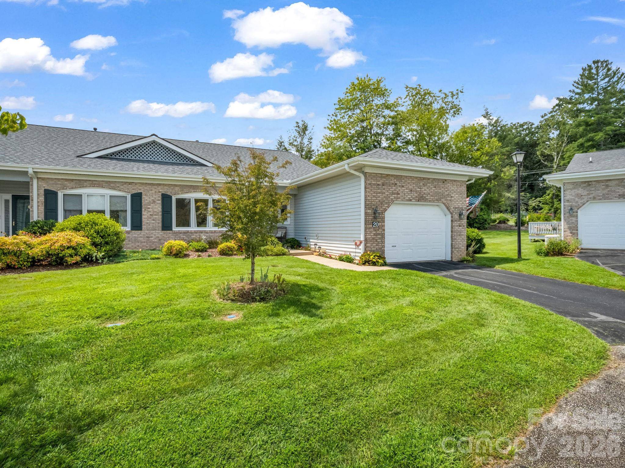 20 Country Meadows LN, Hendersonville, NC 28792