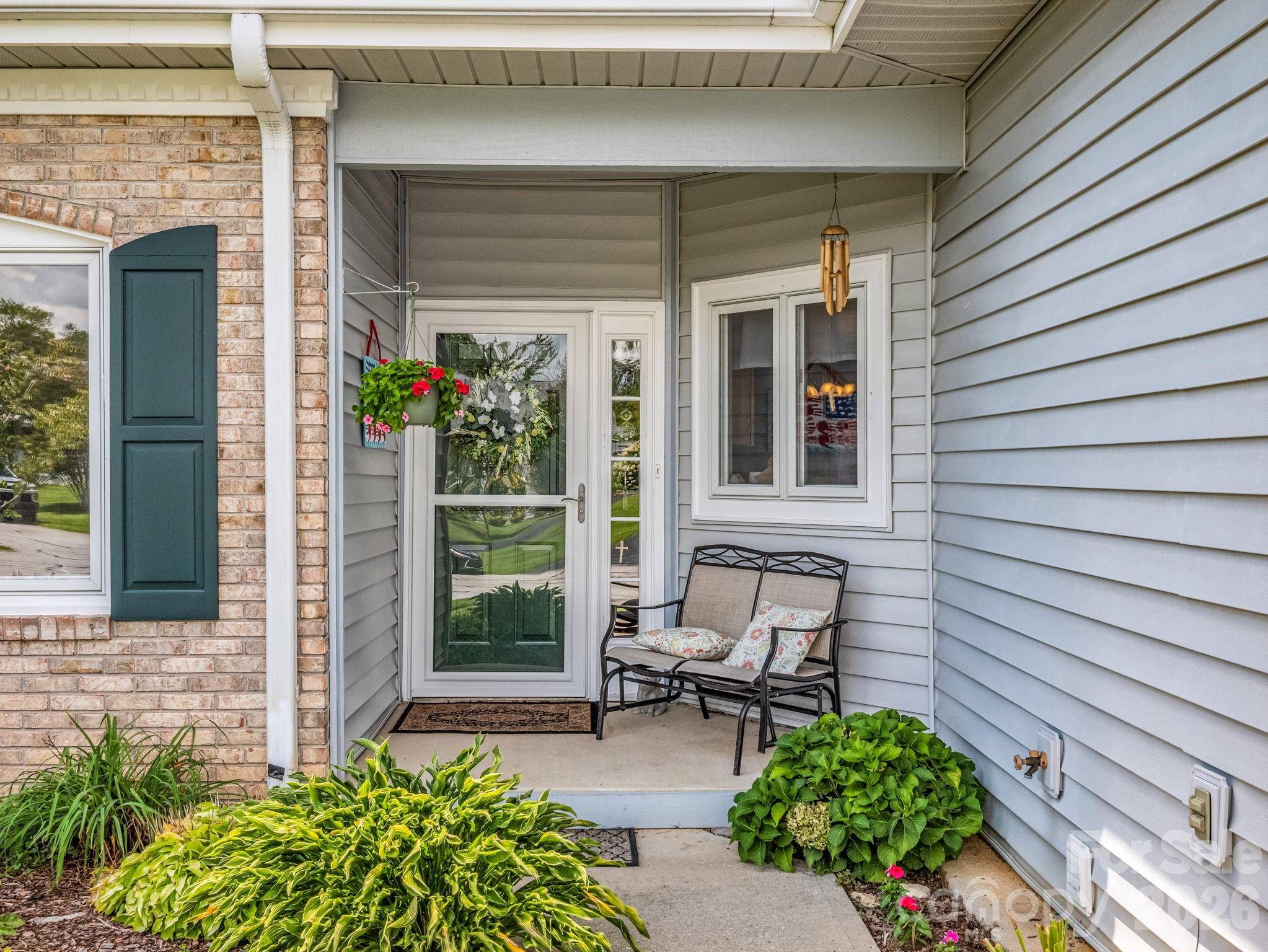 20 Country Meadows LN, Hendersonville, NC 28792