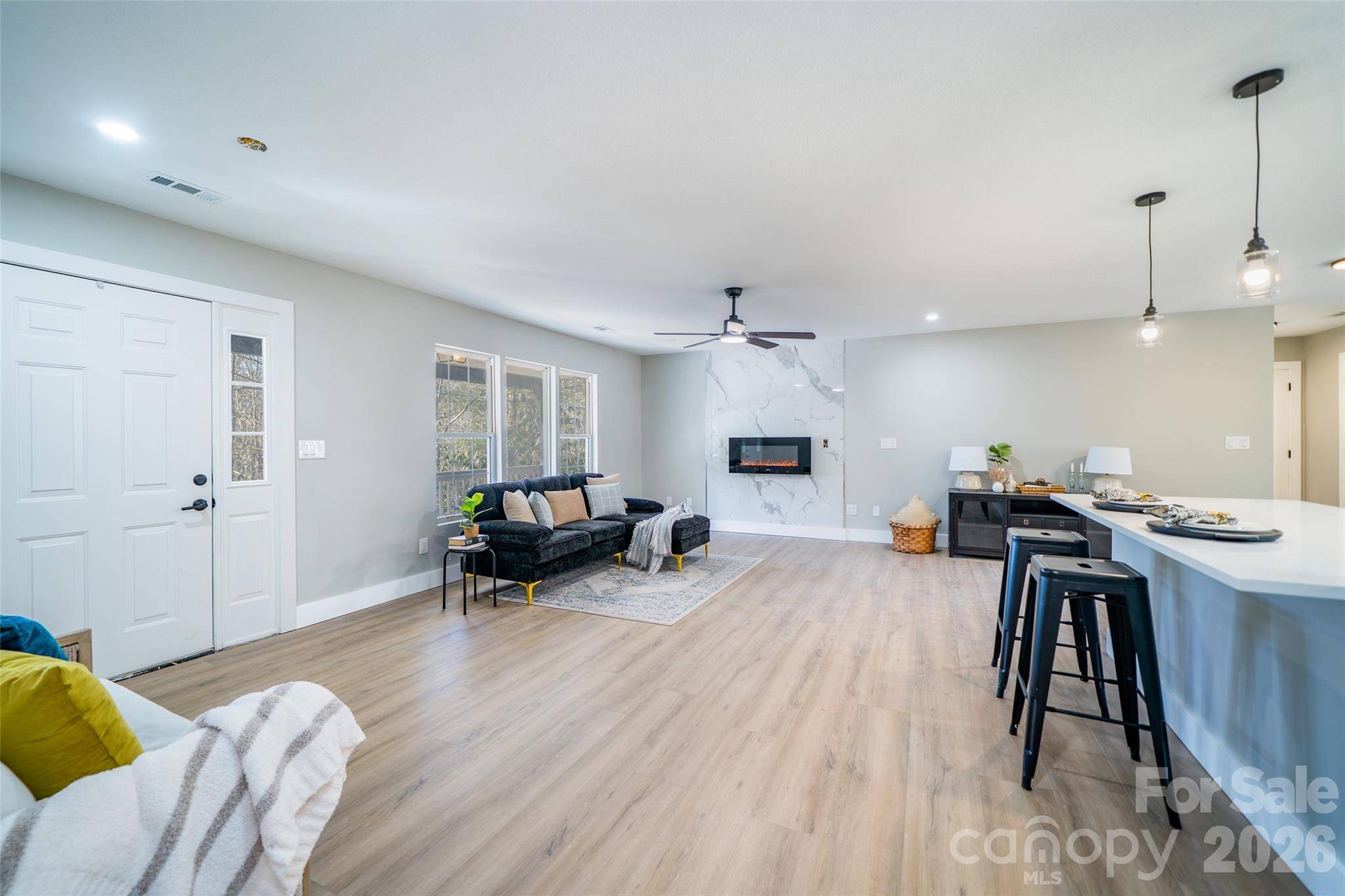 11 Twin Lakes DR, Fletcher, NC 28732
