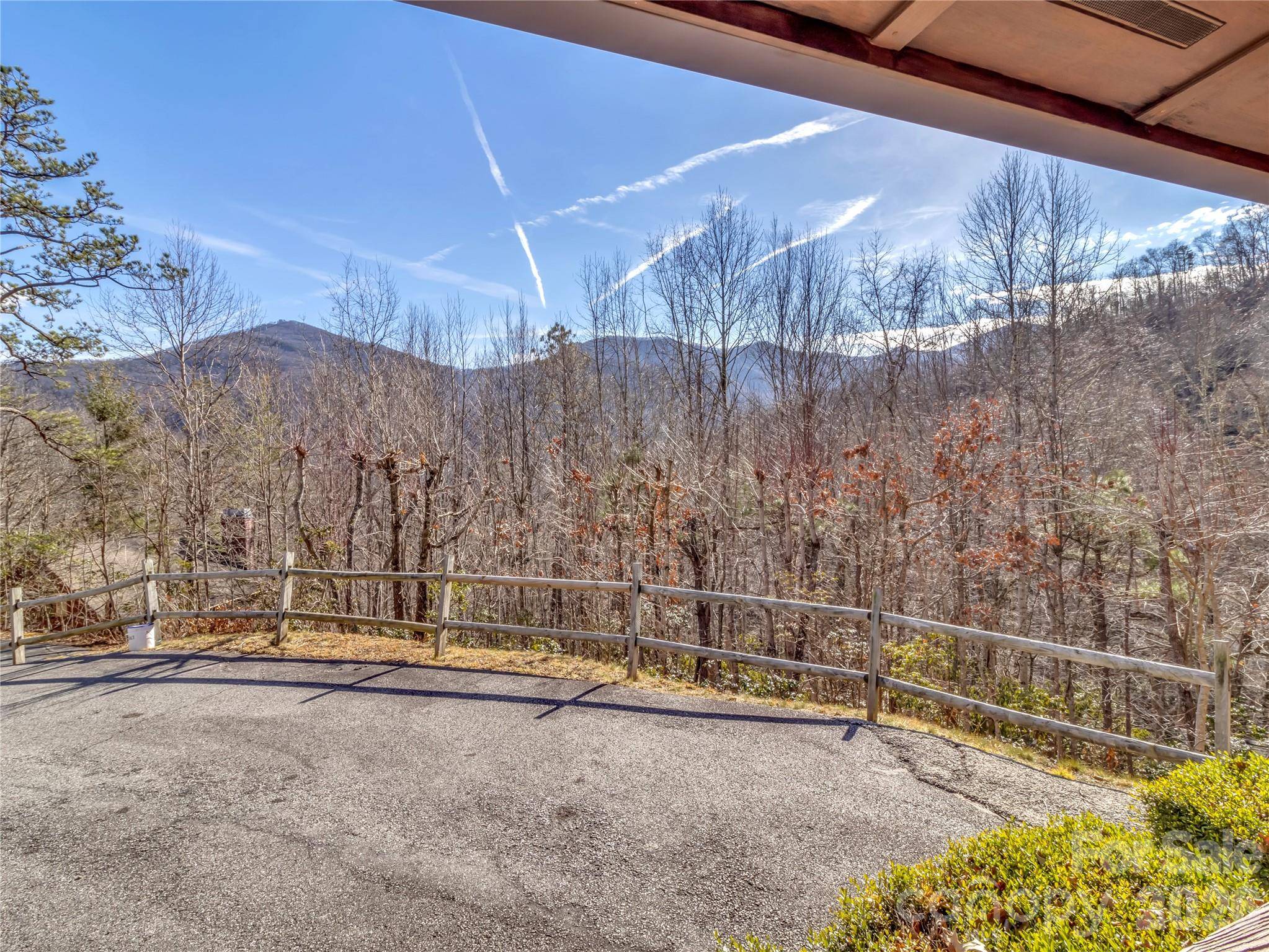 30 Edgewater LN, Maggie Valley, NC 28751