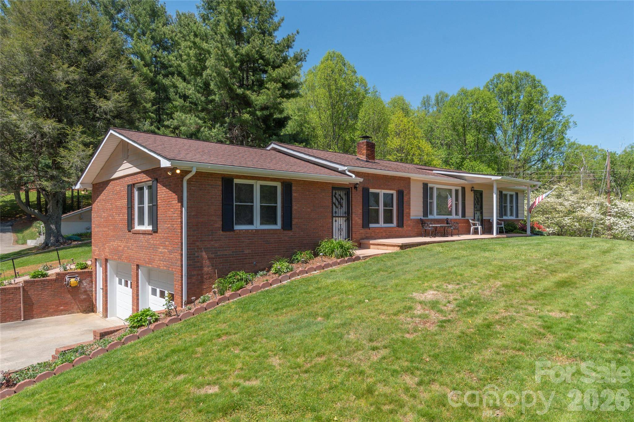 96 Tower LN, Waynesville, NC 28786
