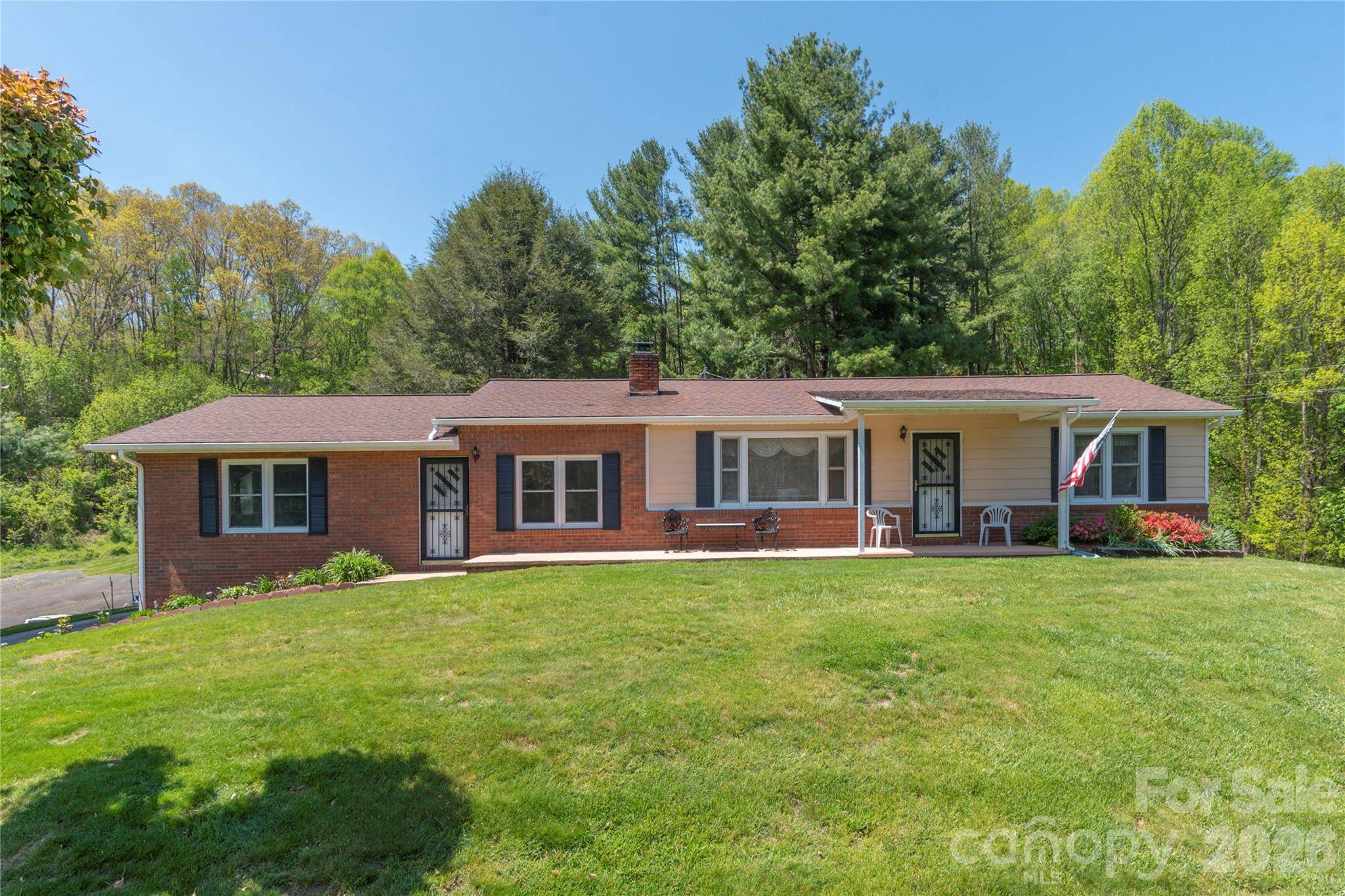 96 Tower LN, Waynesville, NC 28786