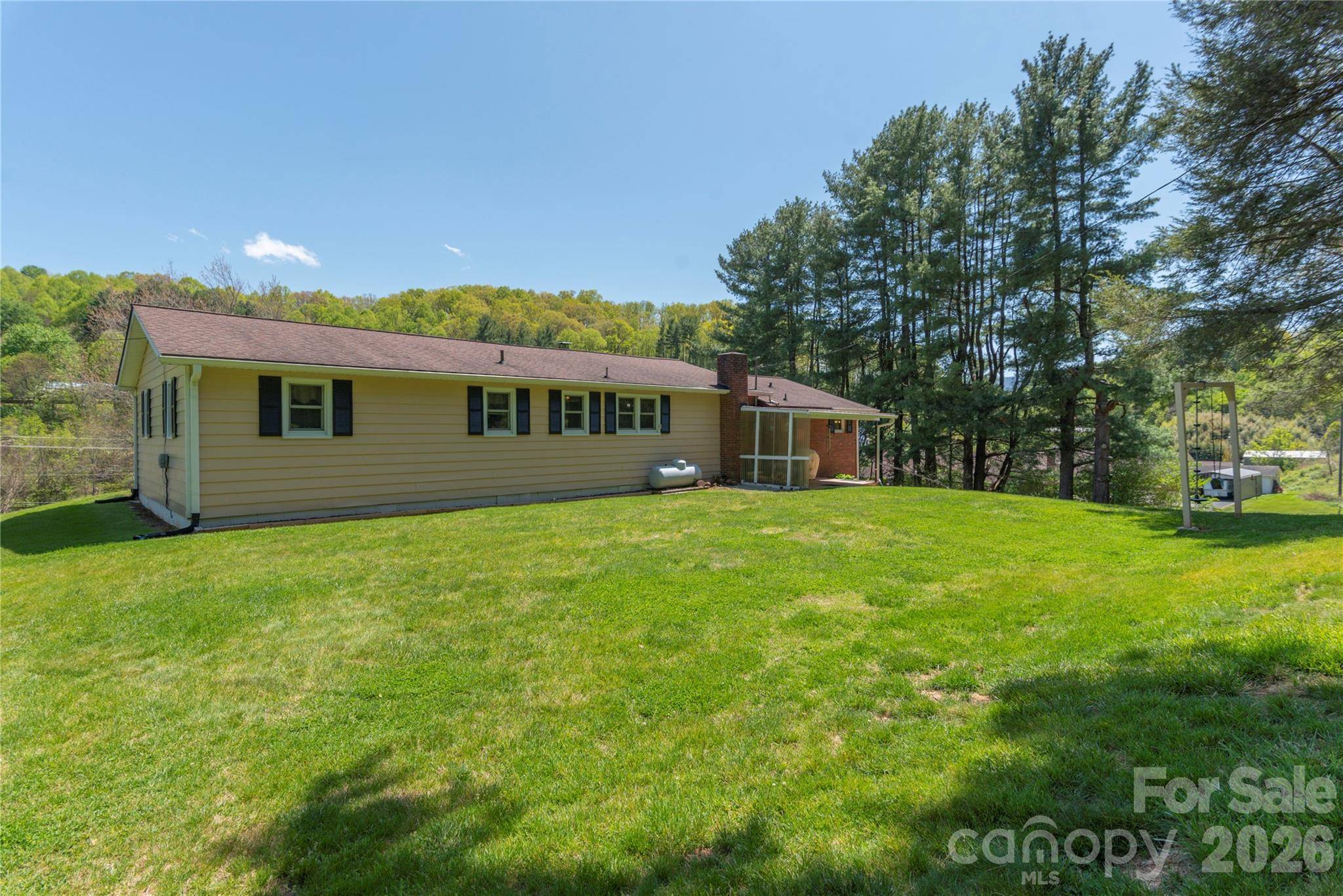 96 Tower LN, Waynesville, NC 28786