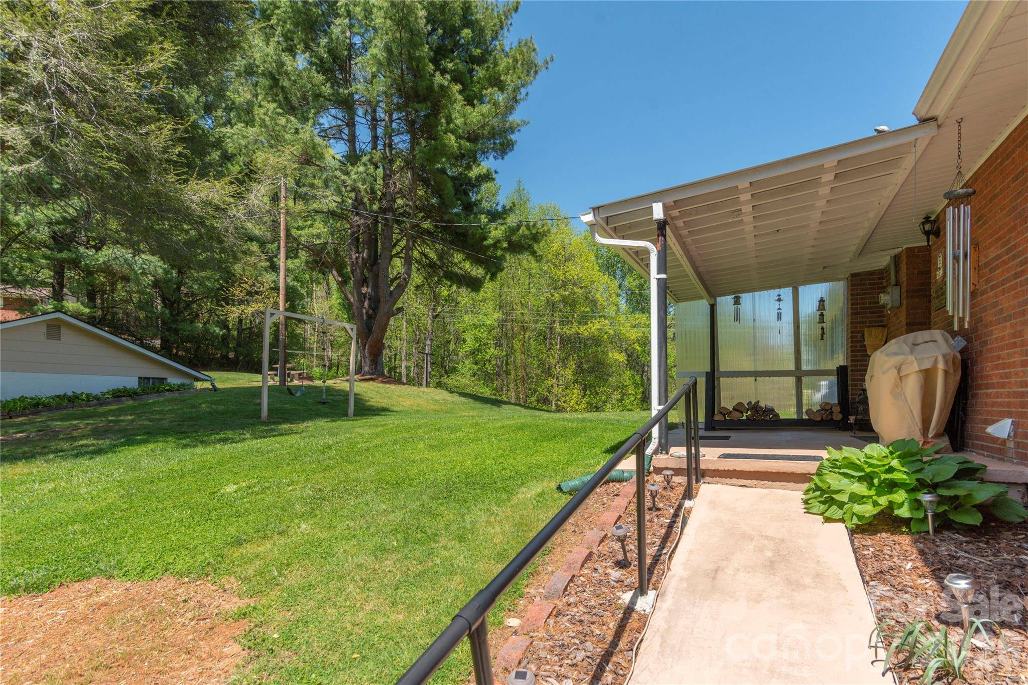 96 Tower LN, Waynesville, NC 28786