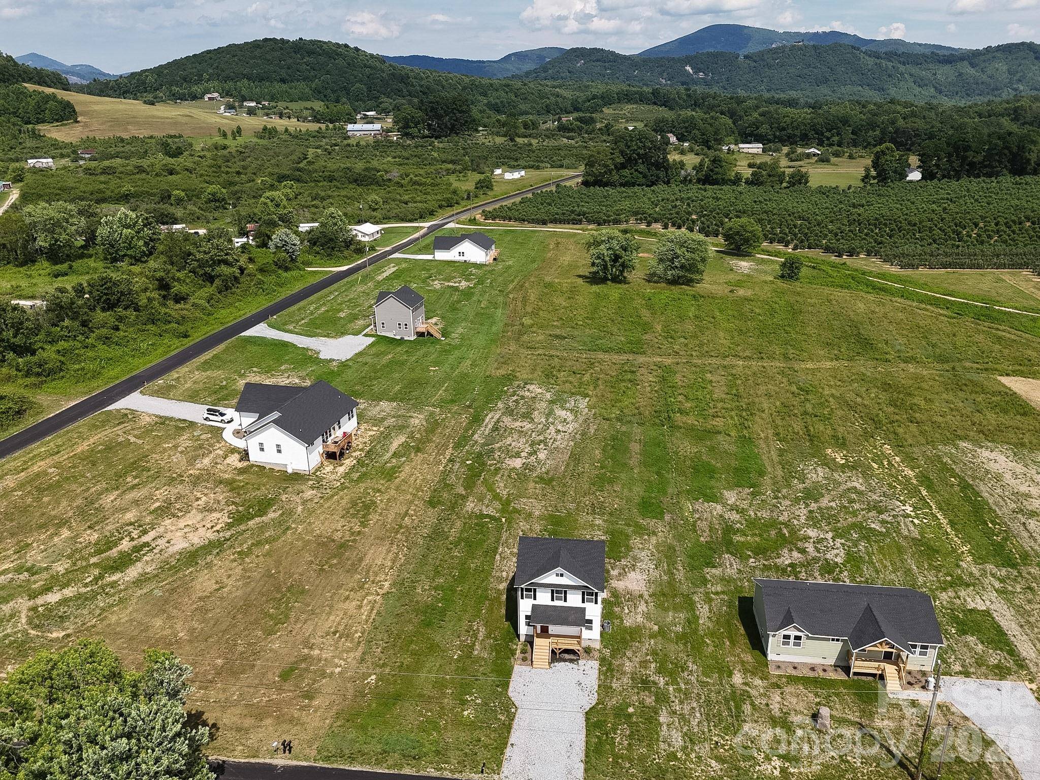 696 Beehive RD, Hendersonville, NC 28792