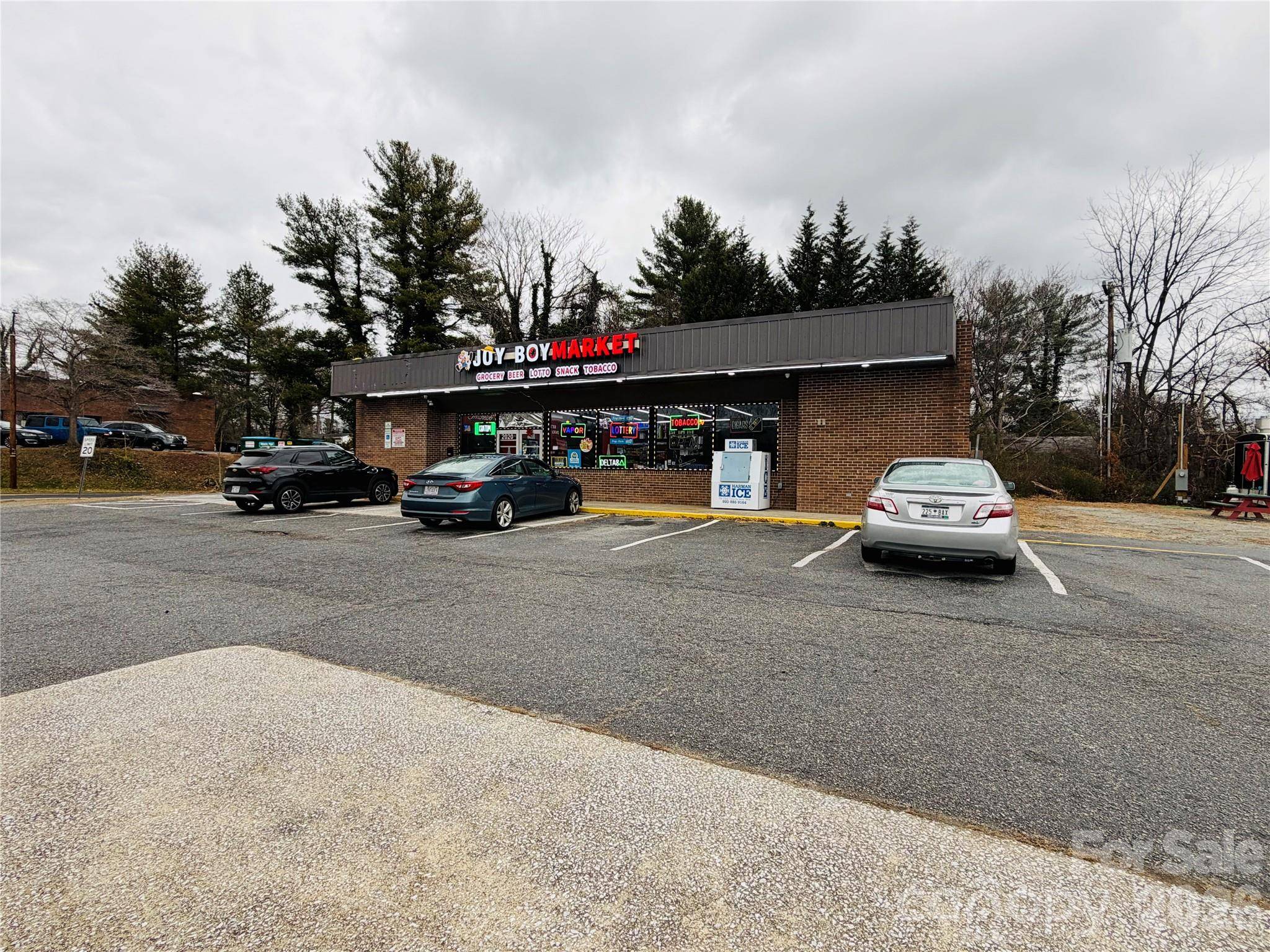 2020 Asheville HWY, Hendersonville, NC 28791