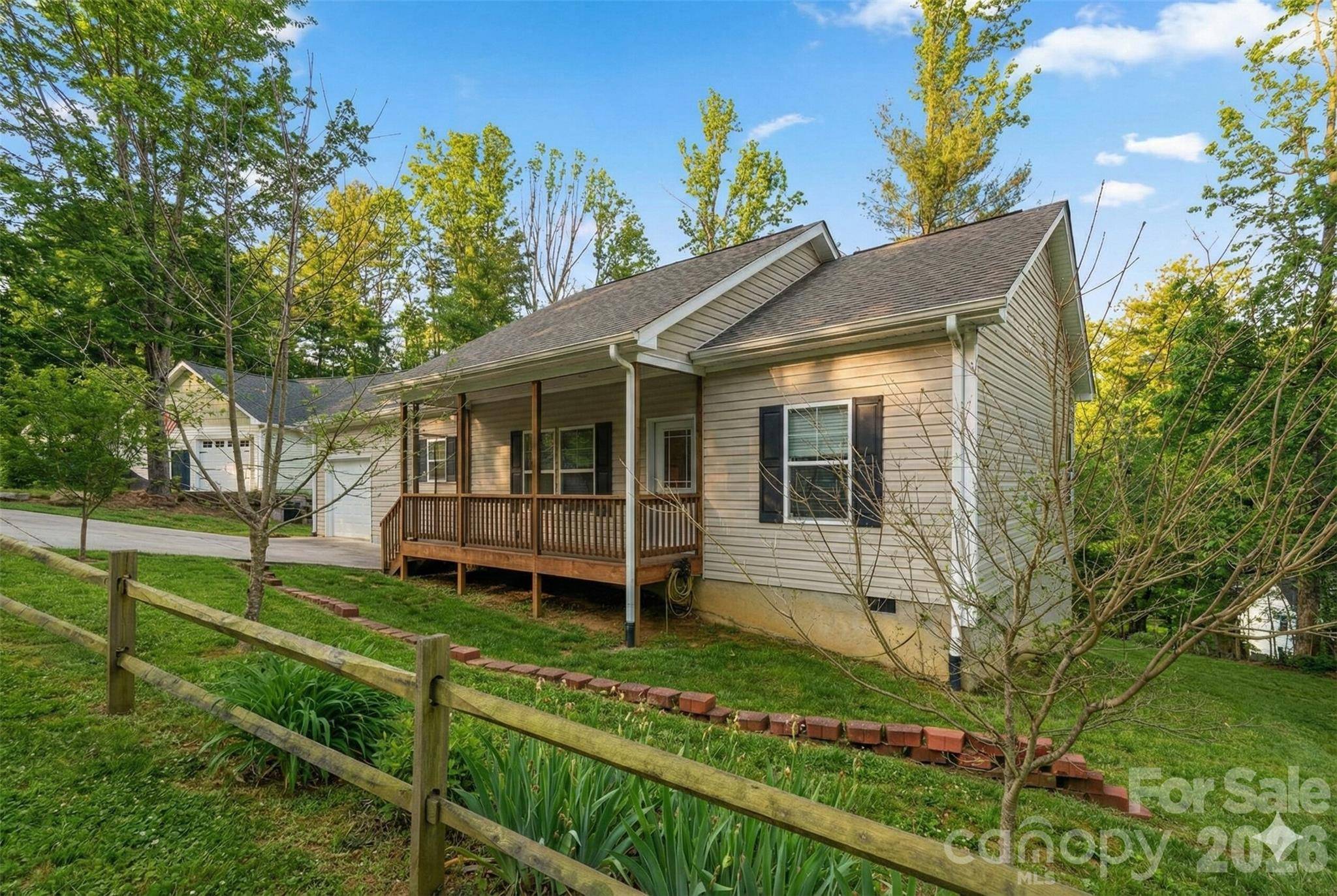 138 Lone Eagle LN, Hendersonville, NC 28739