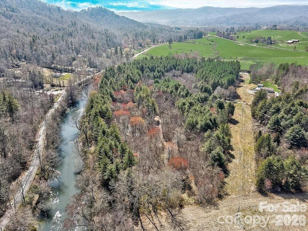 000 Valley Green DR, Penrose, NC 28768