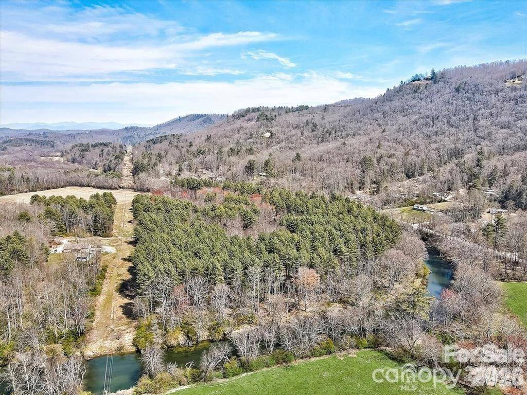 000 Valley Green DR, Penrose, NC 28768