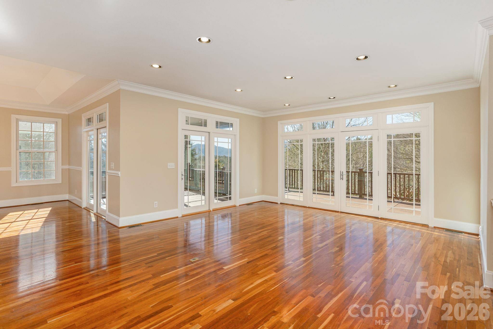 16 WINTERBERRY DR, Hendersonville, NC 28739