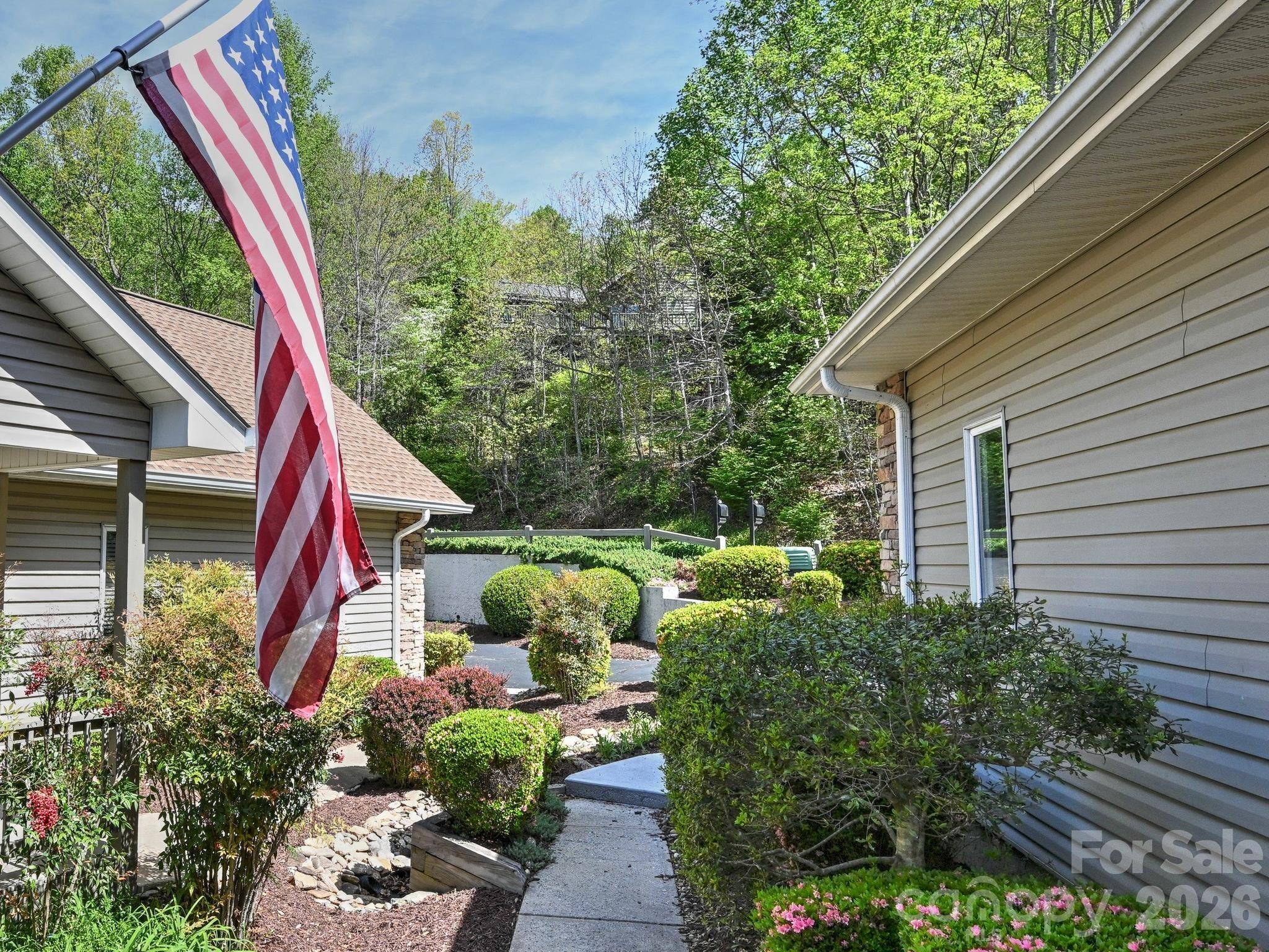 2208 E Cumming Woods LN, Hendersonville, NC 28739