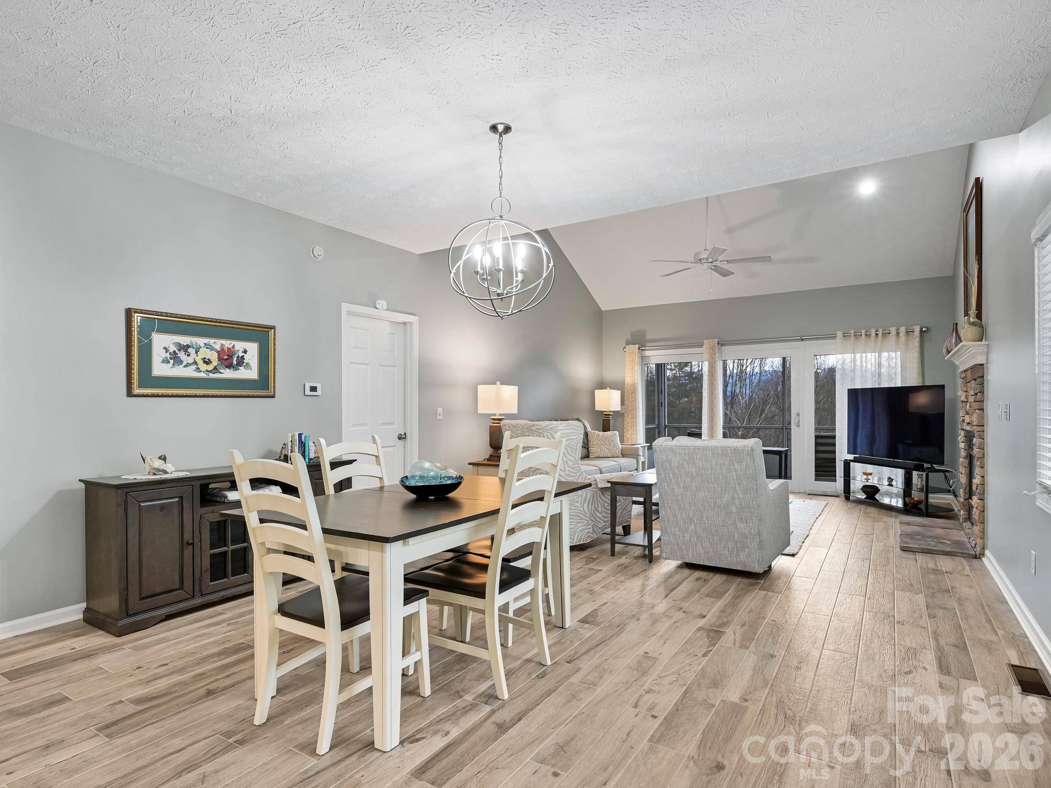 2208 E Cumming Woods LN, Hendersonville, NC 28739