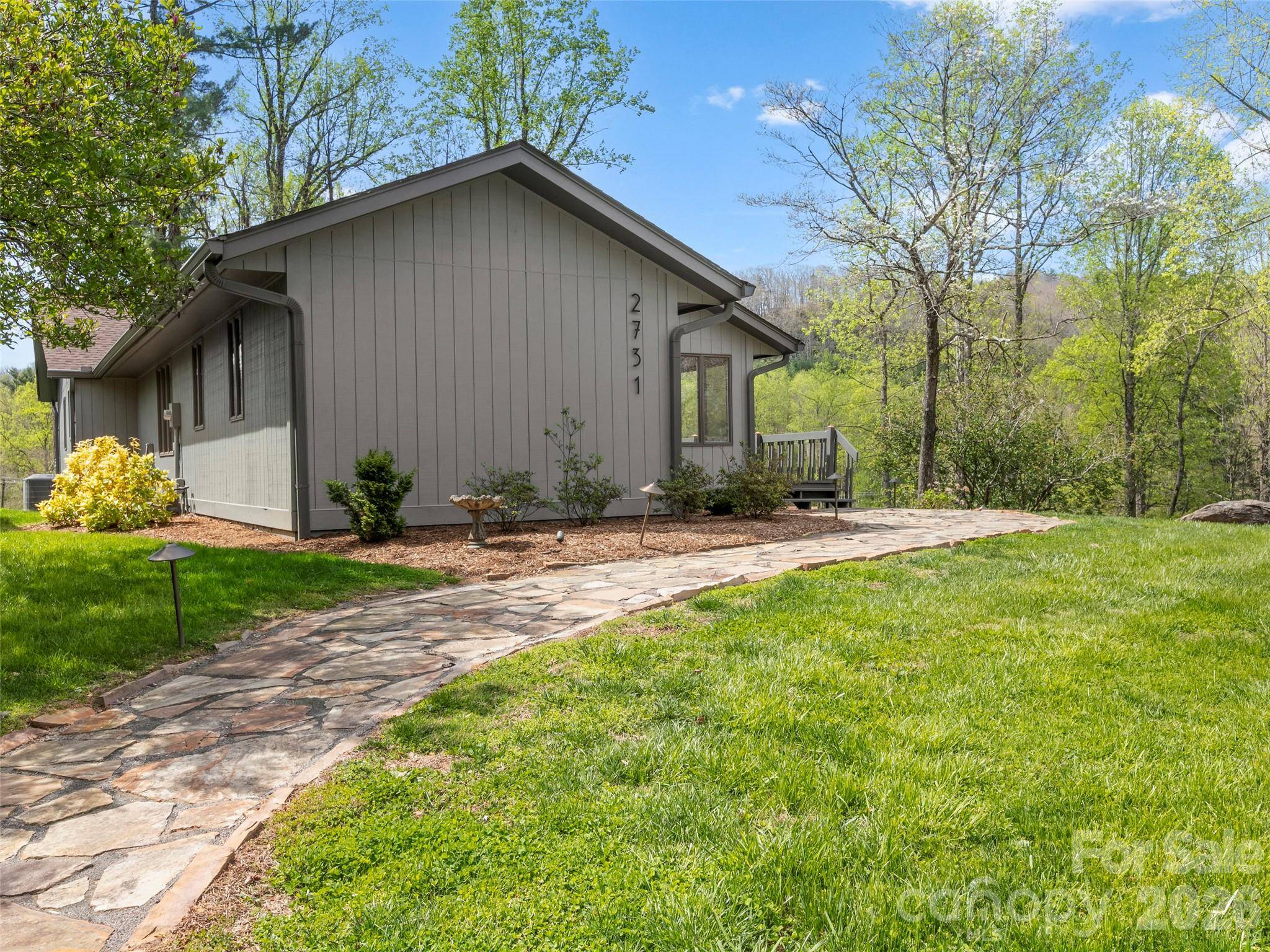 2731 Miller LN, Hendersonville, NC 28791