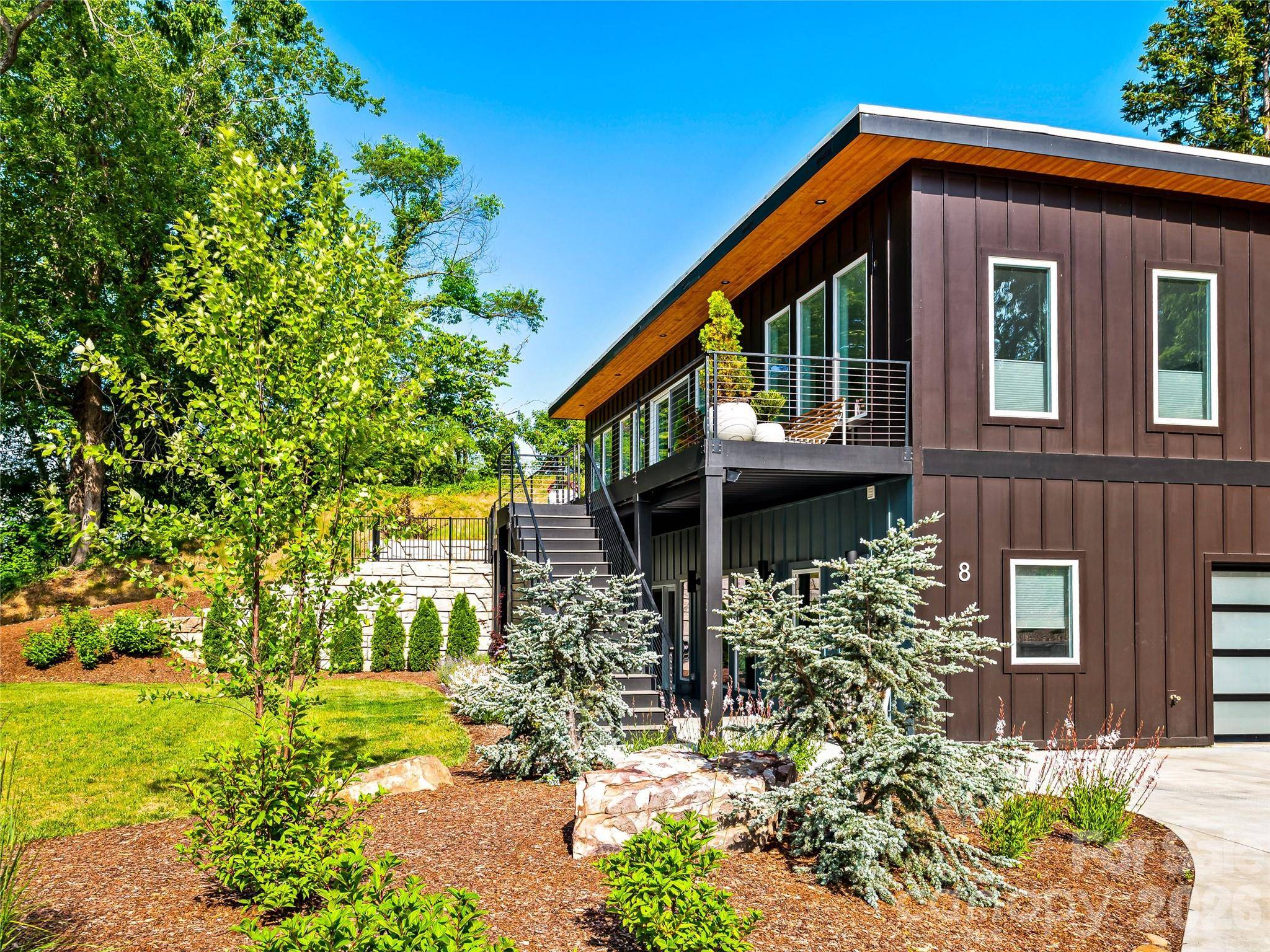 8 Midland DR, Asheville, NC 28804