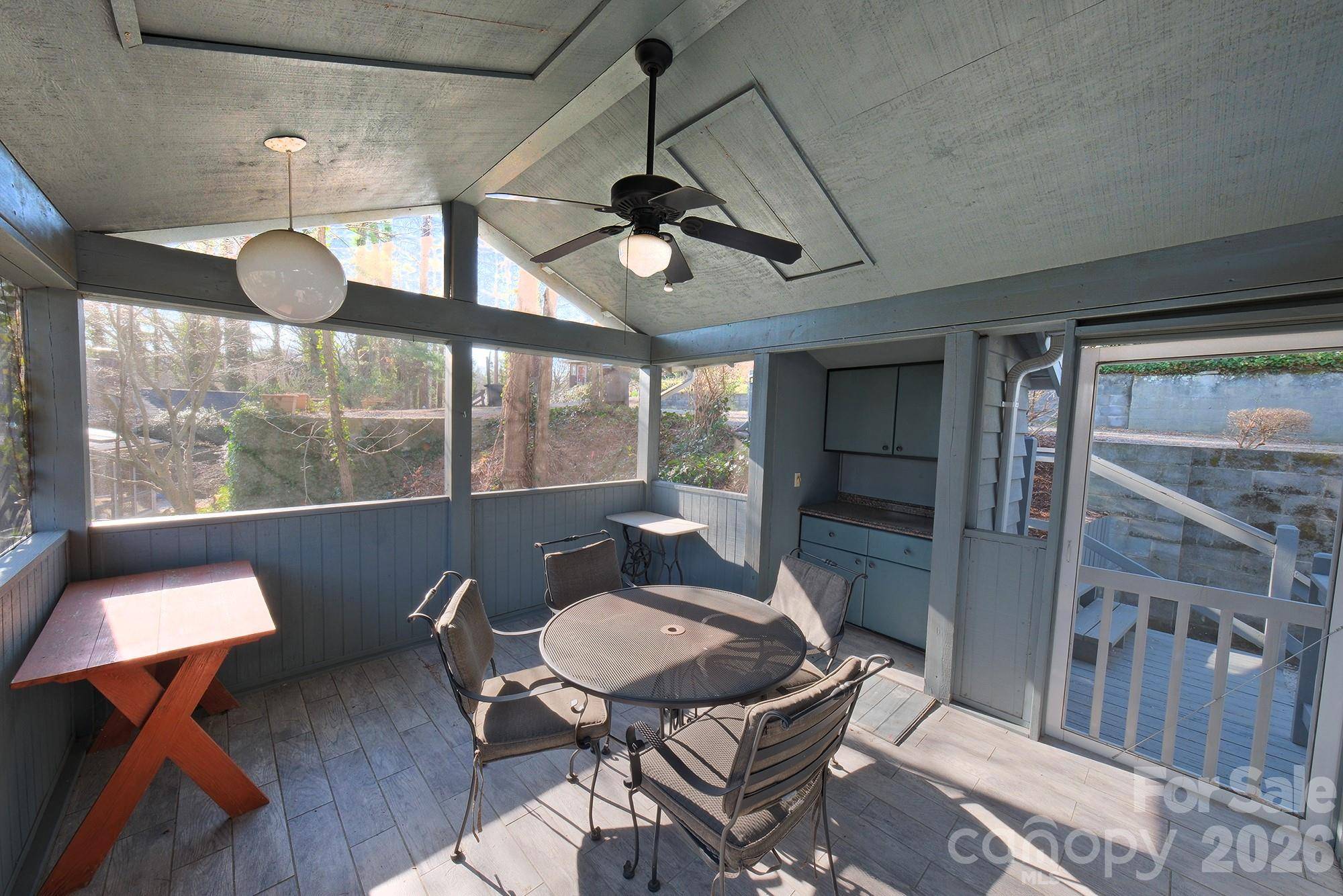 71 Norfolk LN, Laurel Park, NC 28739